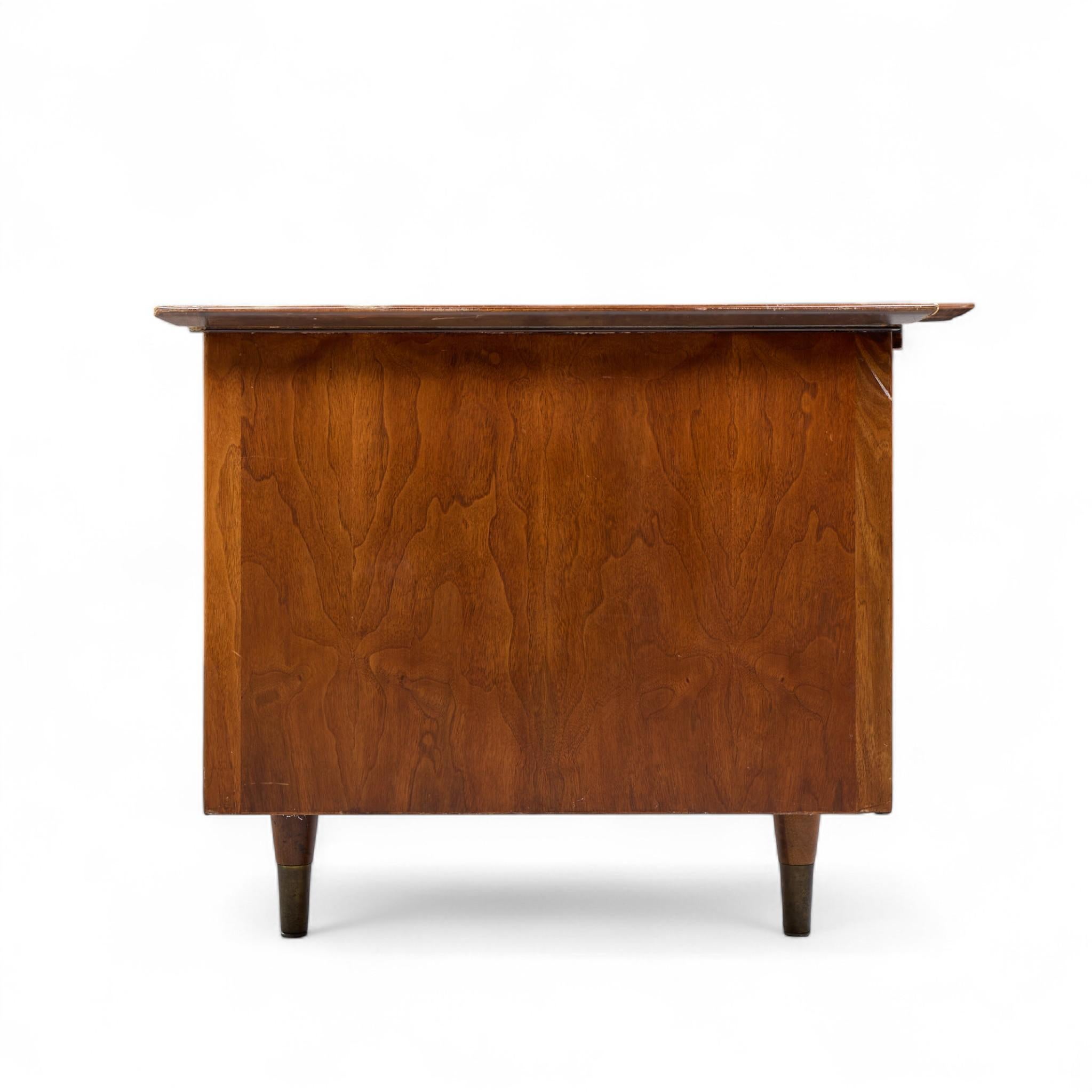 Standard Mid Century Bumerang-Schreibtisch im Zustand „Gut“ im Angebot in Franklin Park, IL