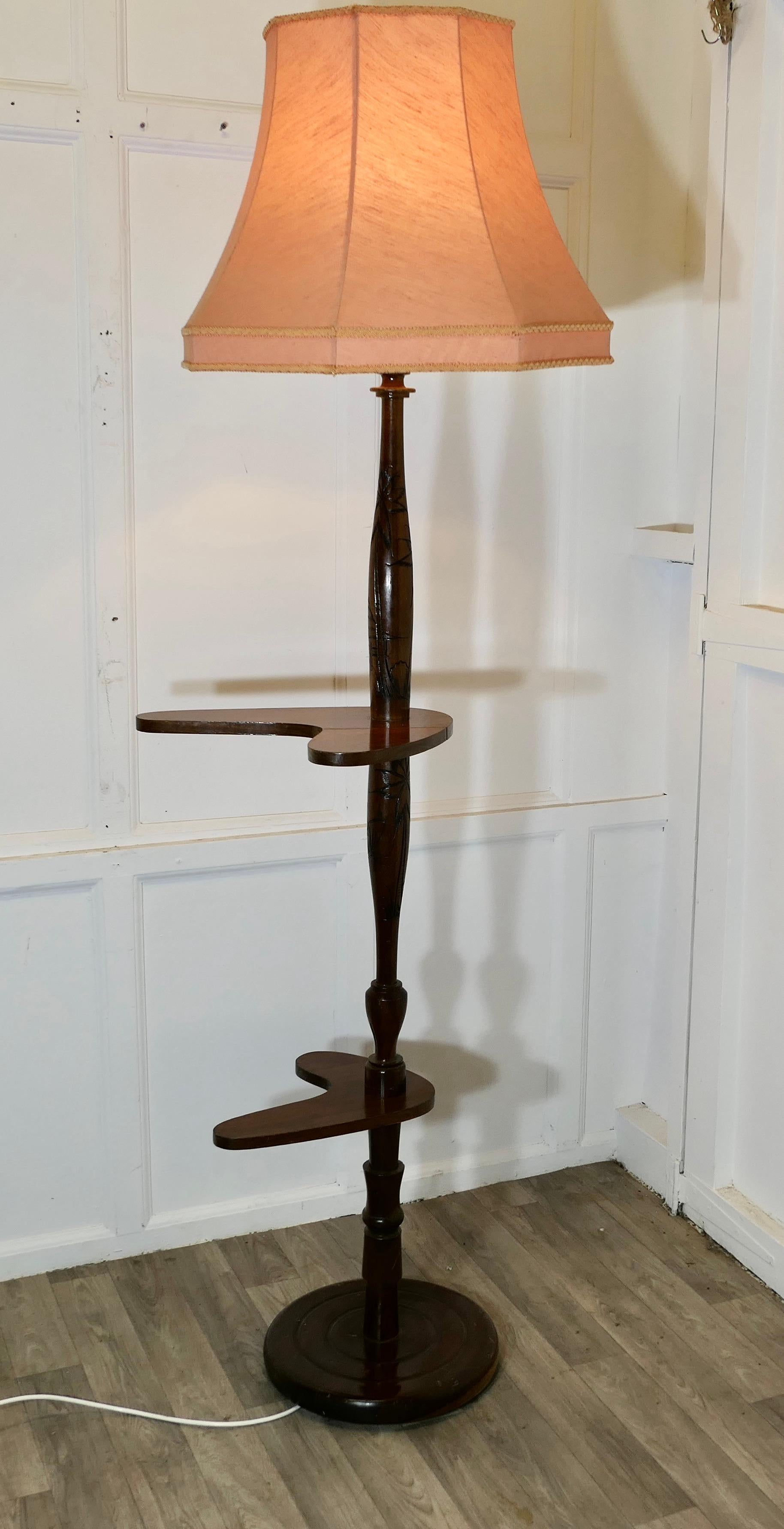 Standard- oder Stehlampe mit Palmendekoration 

Dies ist ein attraktives Stück, die runde Basis der Lampe unterstützt eine gedrehte und geschnitzt aufrecht, das hat 2 Regale und die Spalte ist mit Schnitzereien von Palmen verziert
Die Lampe ist in