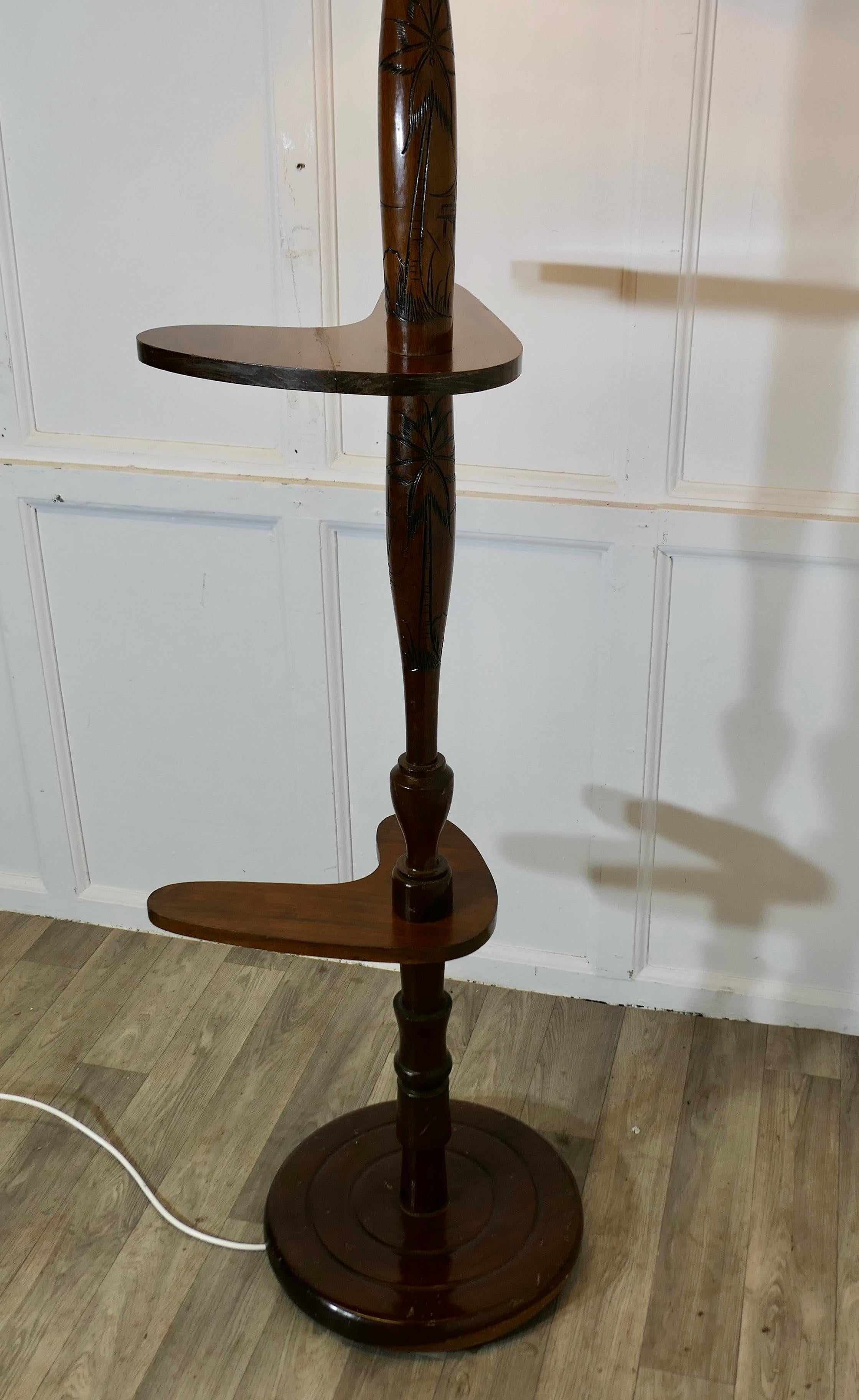 Standard- oder Stehlampe mit Palmendekoration (Teakholz) im Angebot