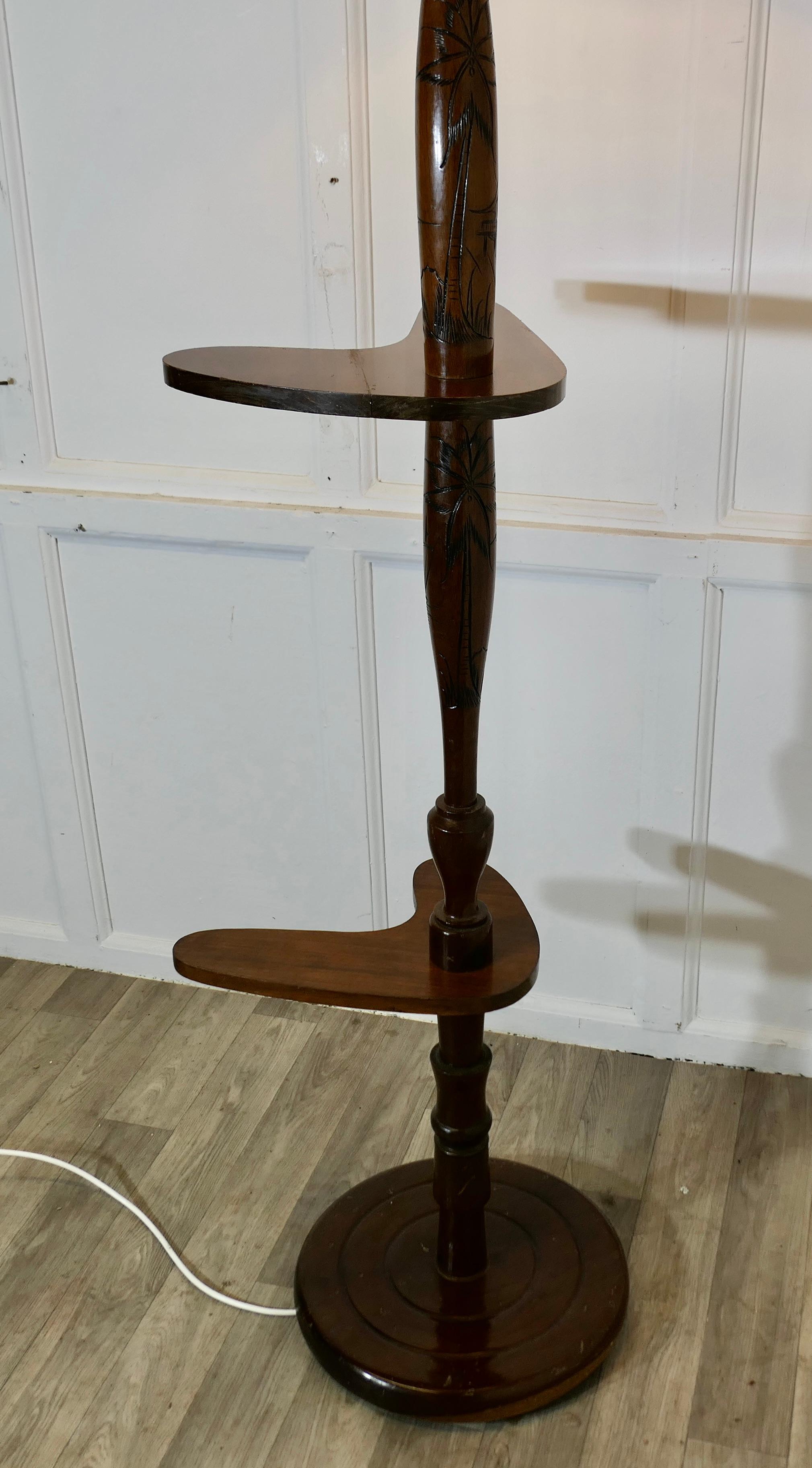 Standard- oder Stehlampe mit Palmendekoration im Angebot 1