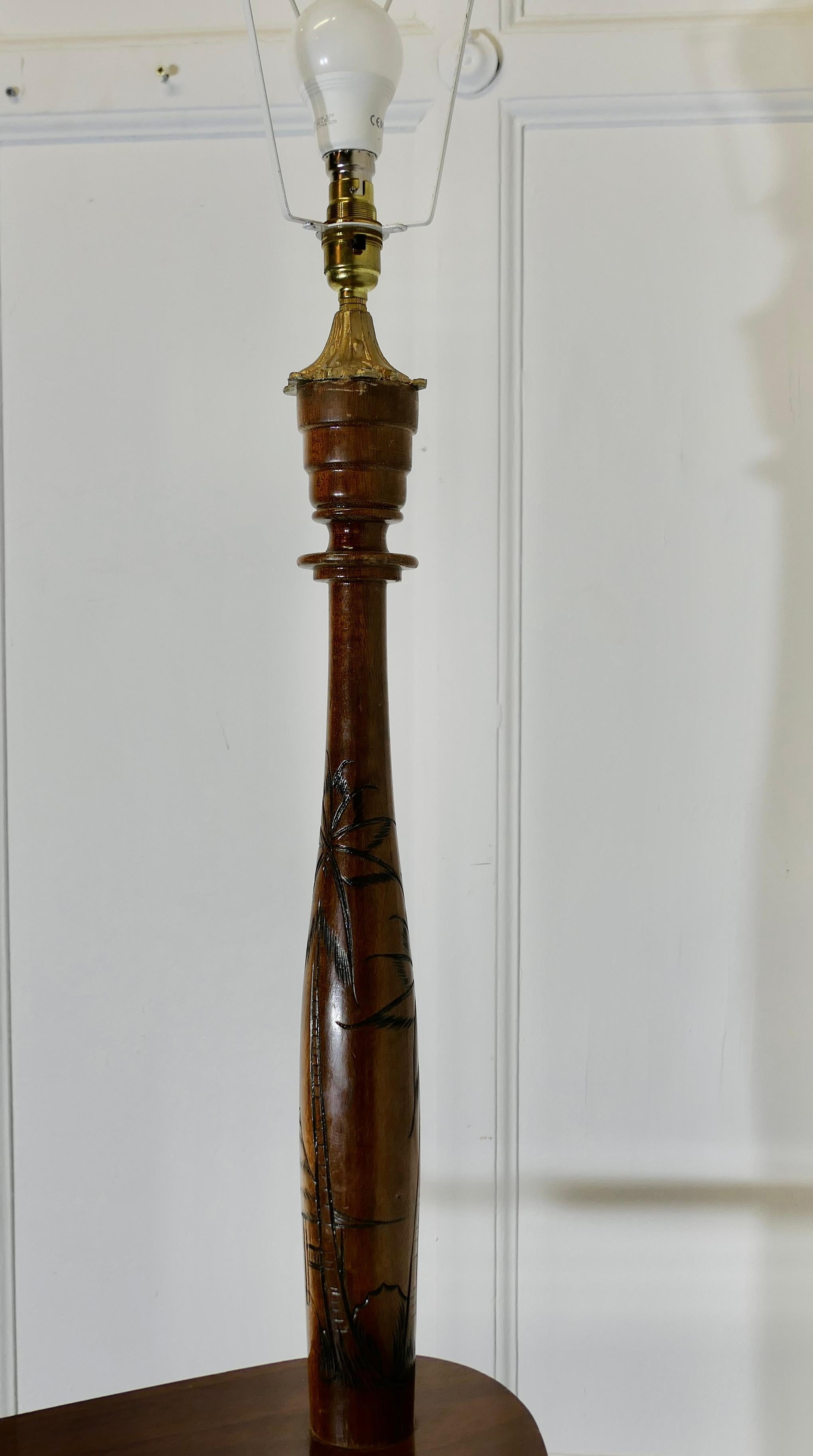Standard- oder Stehlampe mit Palmendekoration im Angebot 2