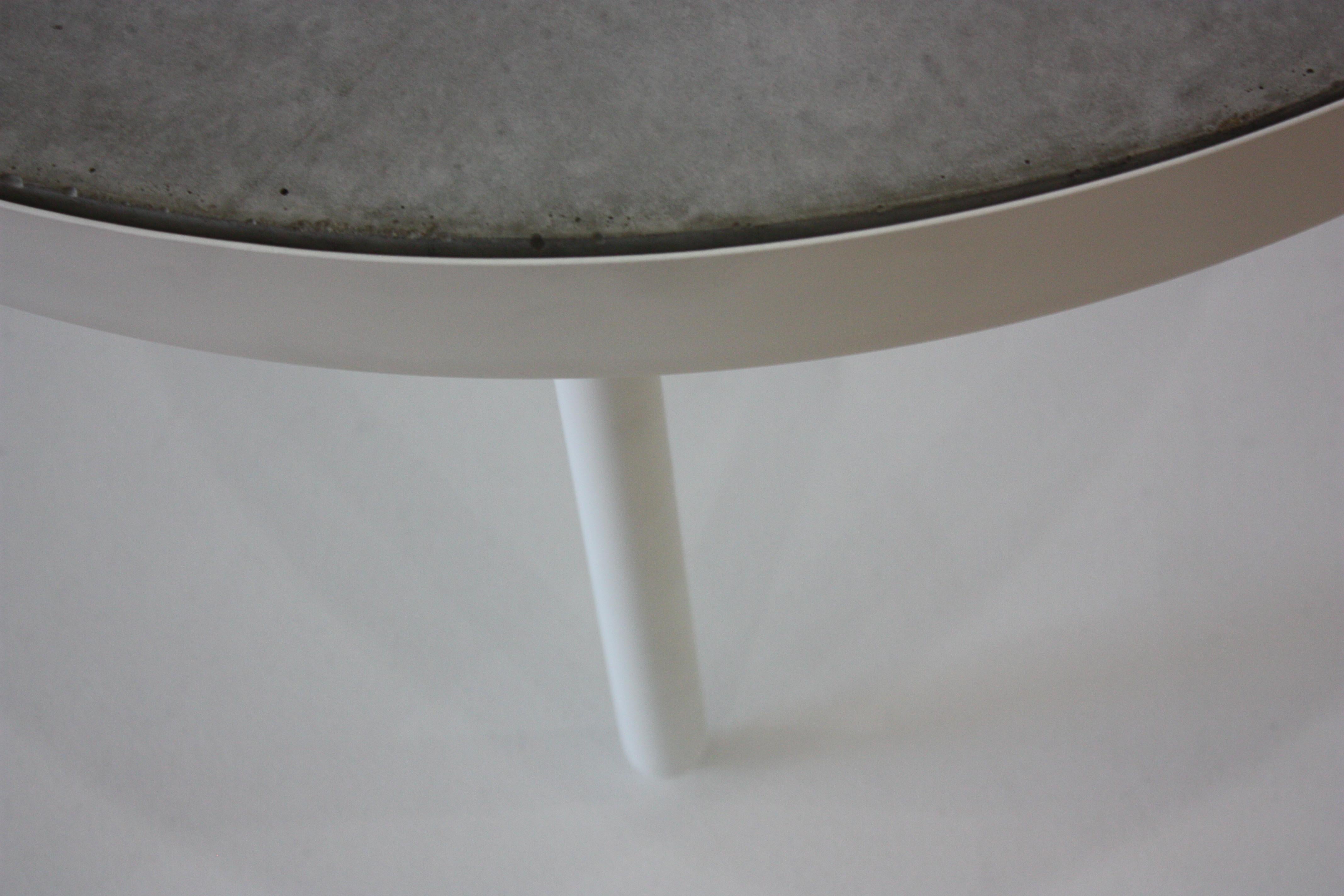 Standard Table by Jonathan Nesci in Coated Aluminum and Cast Concrete In Excellent Condition For Sale In Columbus, IN