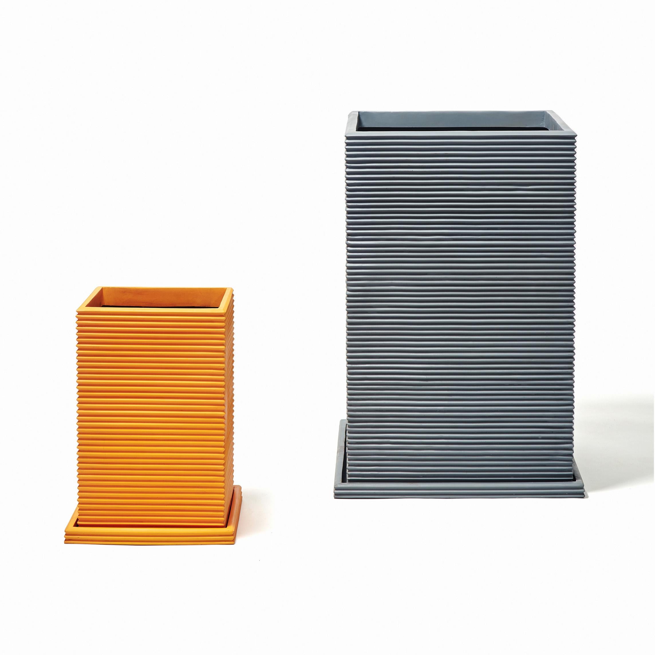 Standard Tall Rectangular Planter with Drainage Tray

Fiberglass

Height: 19