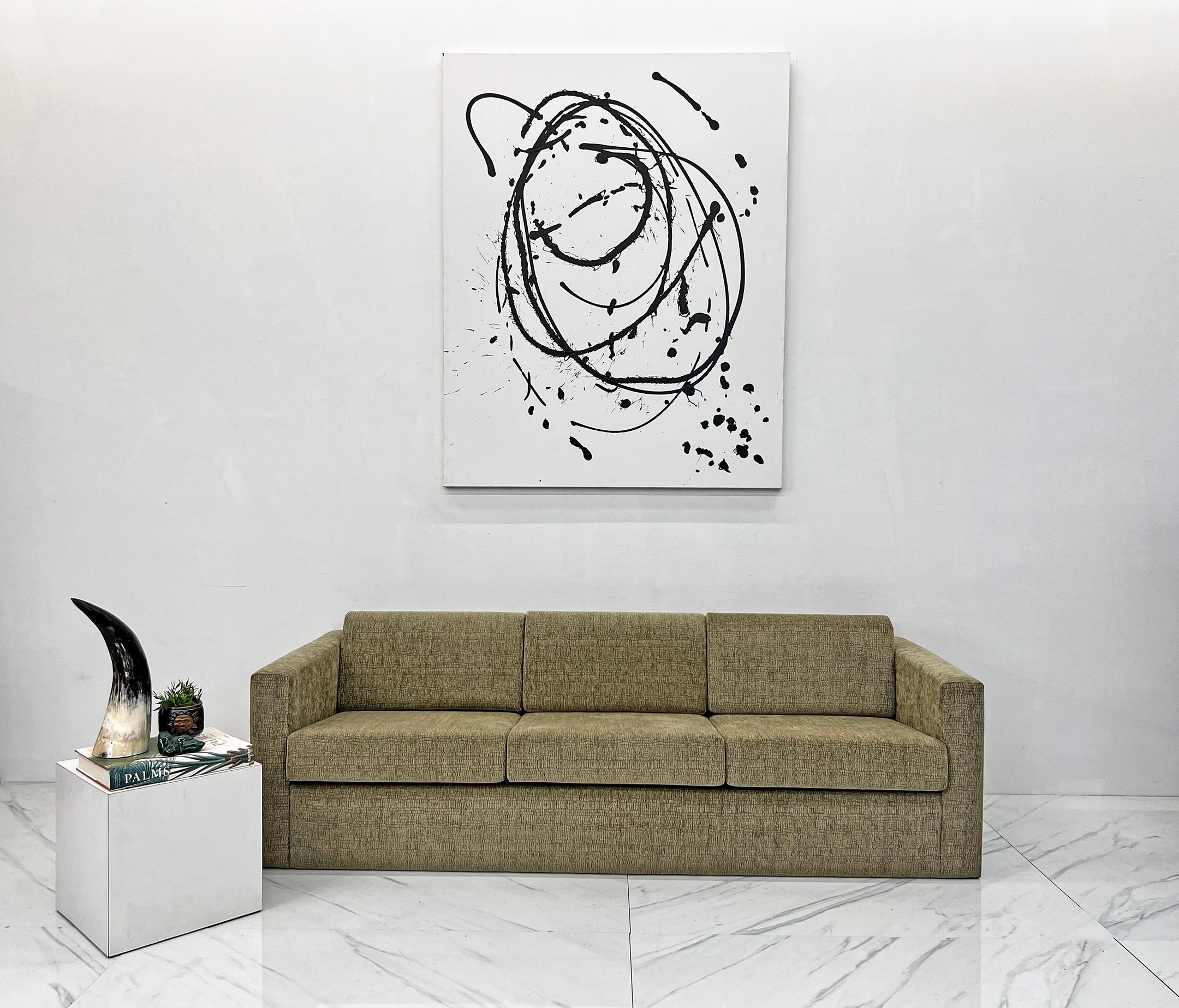 Dieses Sofa ist ein echter Hingucker. Klassisches Design trifft auf zeitgenössische Anziehungskraft bei dieser exquisiten Kreation des legendären Designers Milo Baughman für Thayer Coggin. Dieses luxuriöse, hellbraune Chenille-Sofa mit niedrigem