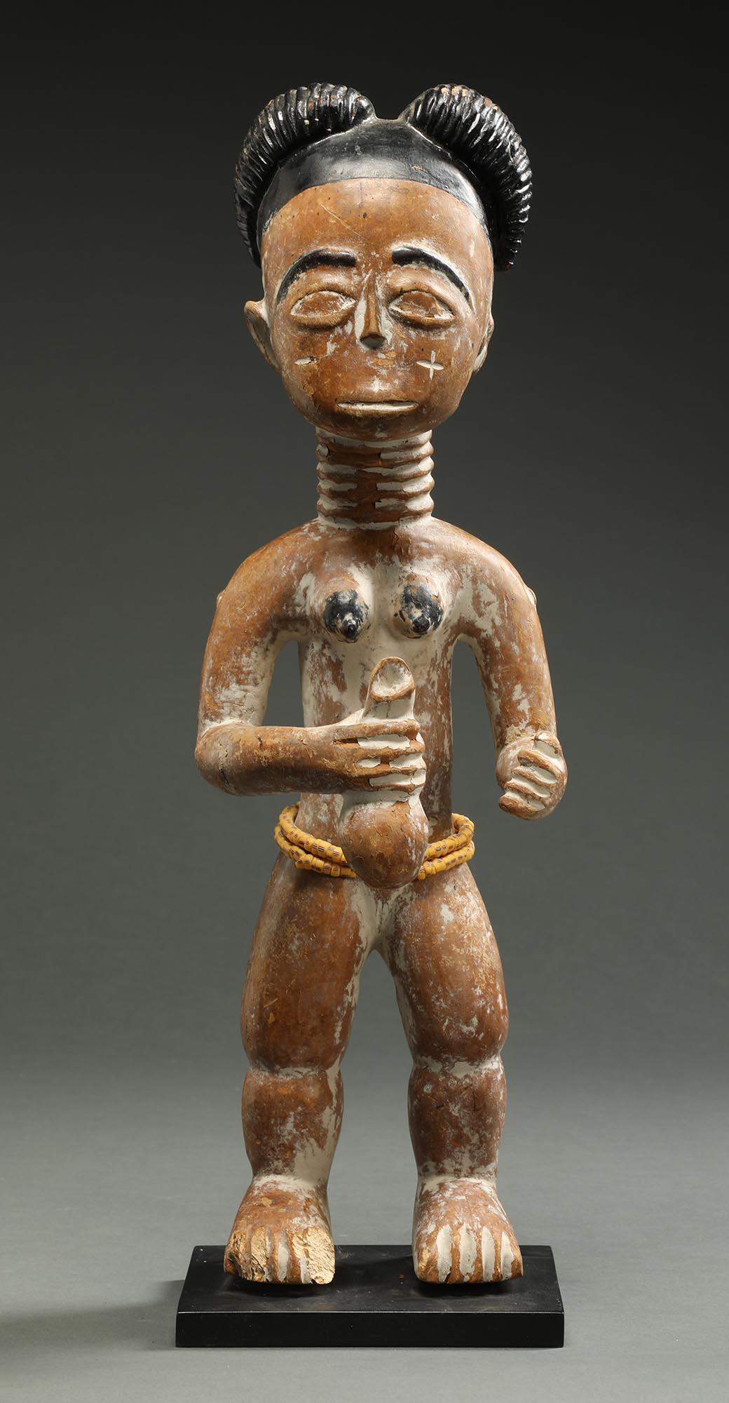 Akan, Ghana, Schreinfigur, stehende weibliche Figur mit schwarzem Haar und Details, Reste von weißem Pigment, mit ausgestreckten Armen, die eine Flasche halten, mit individuellem Metallsockel. Wahrscheinlich handelt es sich um eine Figur, die einen