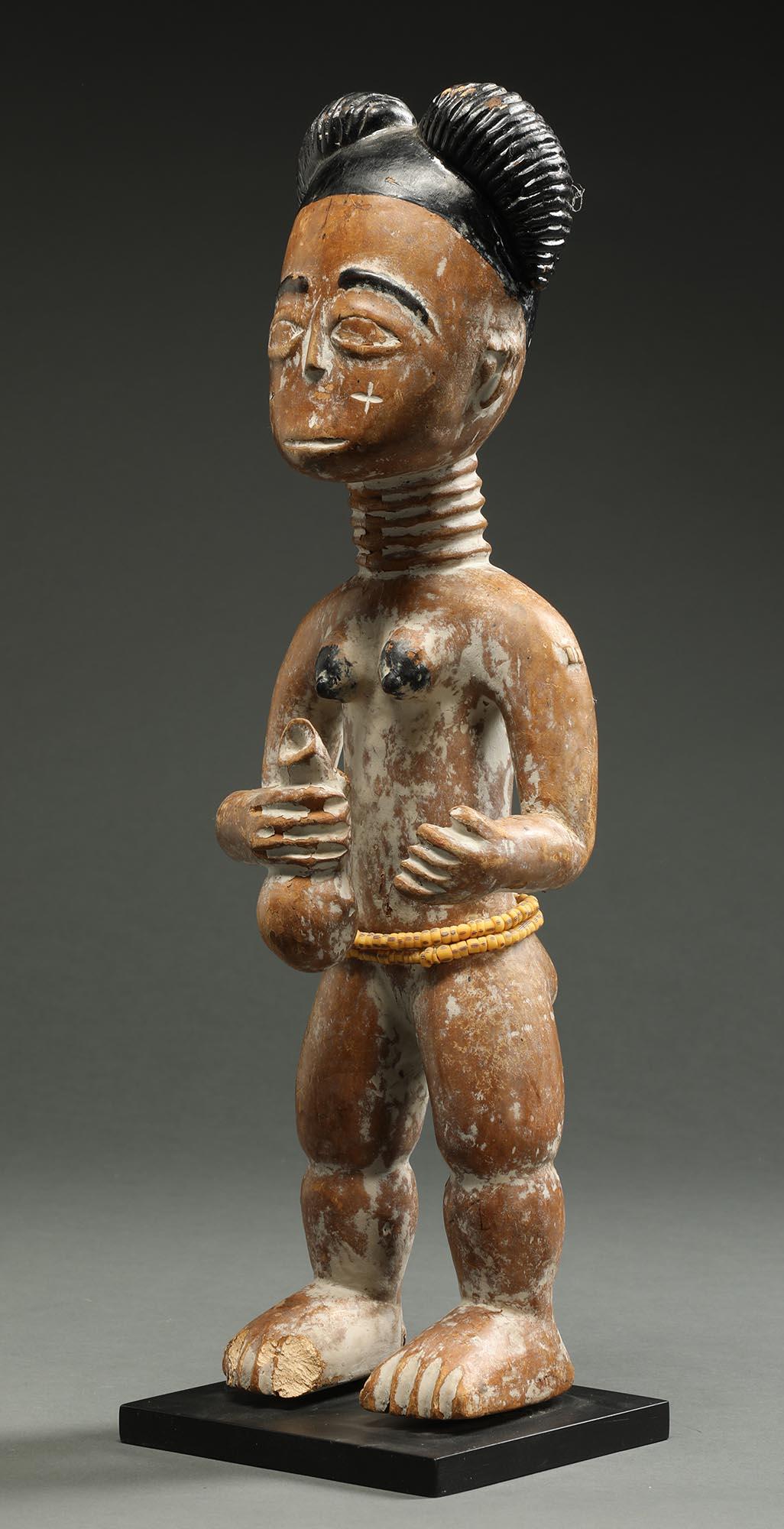 Standende Akan Ghana-Stammesfigur einer weiblichen Figur des frühen 20. Jahrhunderts Afrika, schwarzes Haar (Ghanaisch) im Angebot