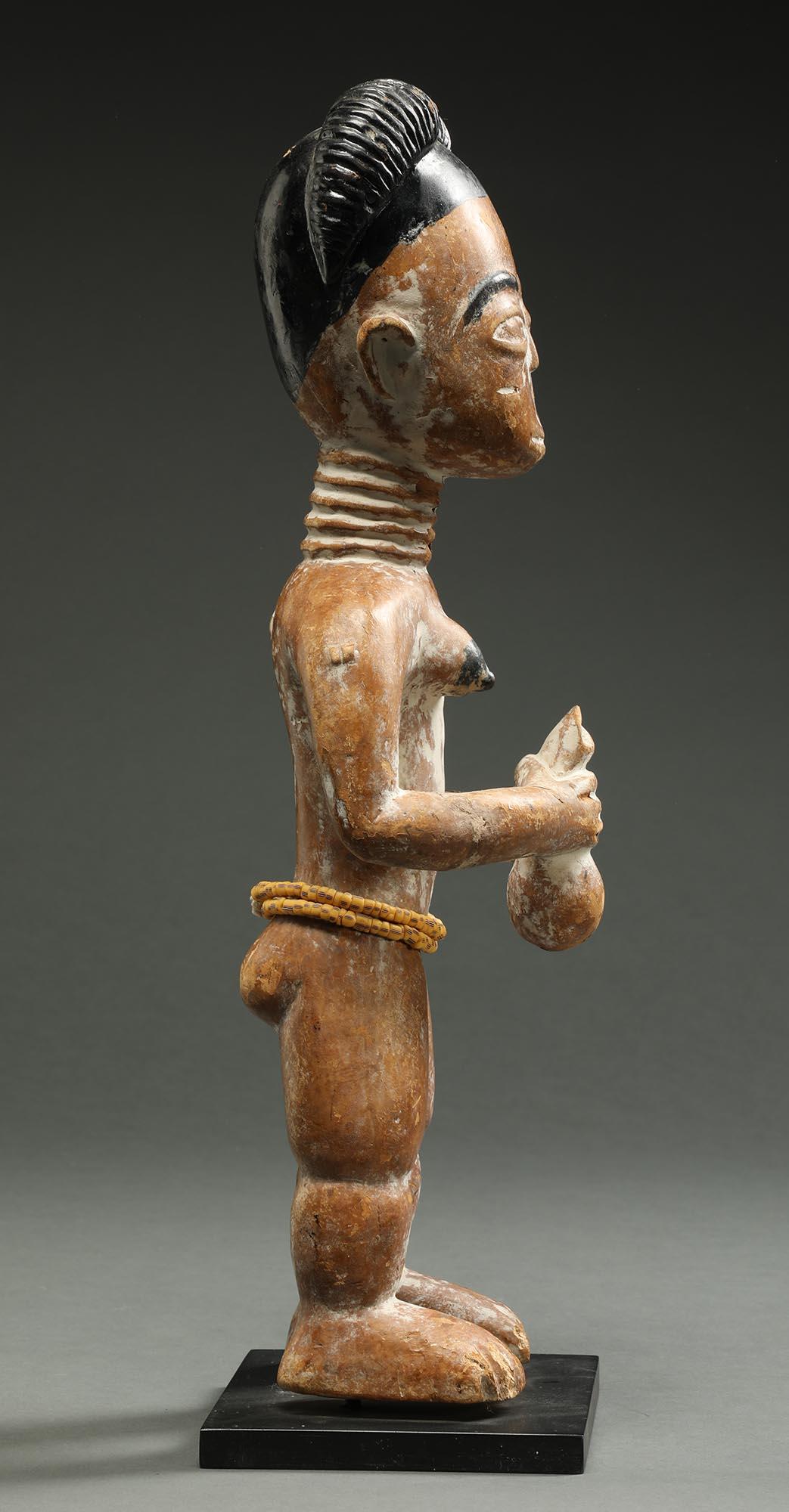 Standende Akan Ghana-Stammesfigur einer weiblichen Figur des frühen 20. Jahrhunderts Afrika, schwarzes Haar (Handgeschnitzt) im Angebot