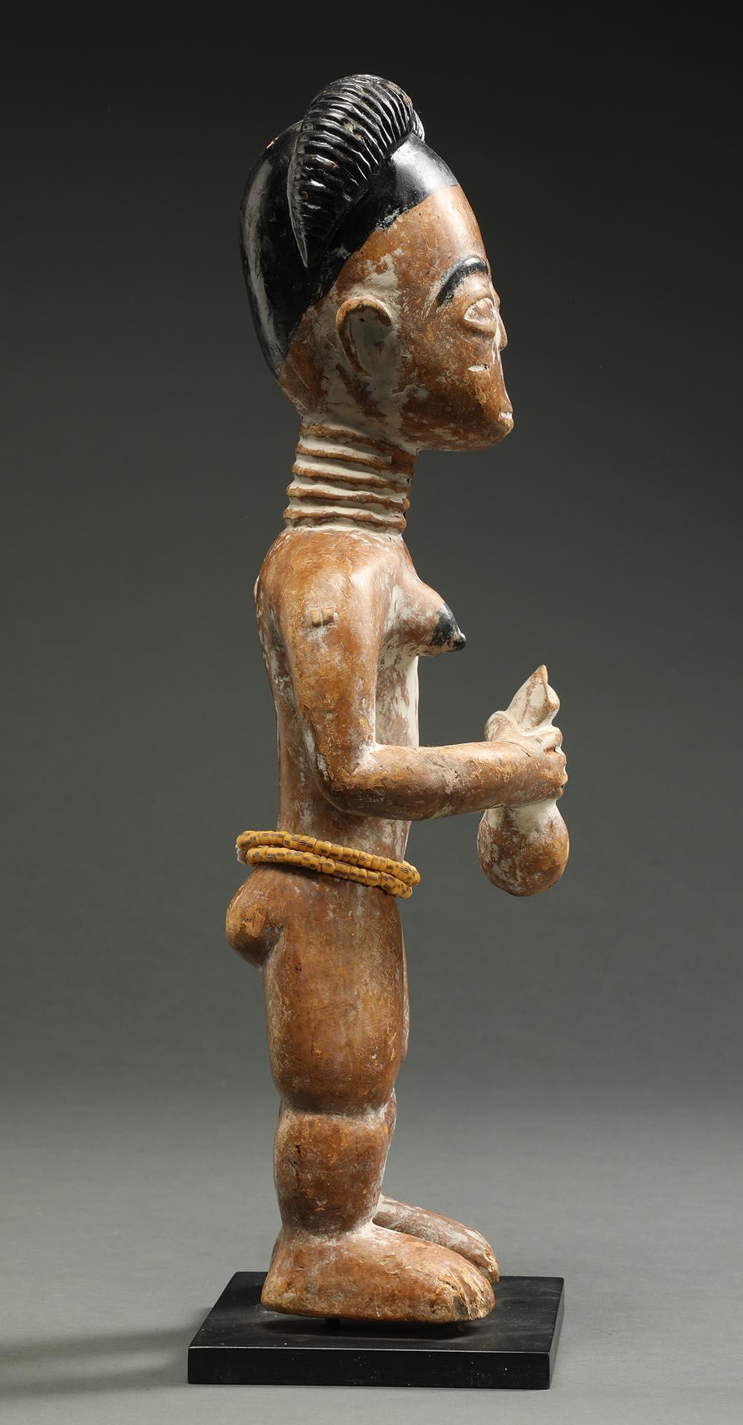 Intagliato a mano Figura femminile tribale Akan Ghana in piedi Inizio XX secolo Africa, capelli neri in vendita