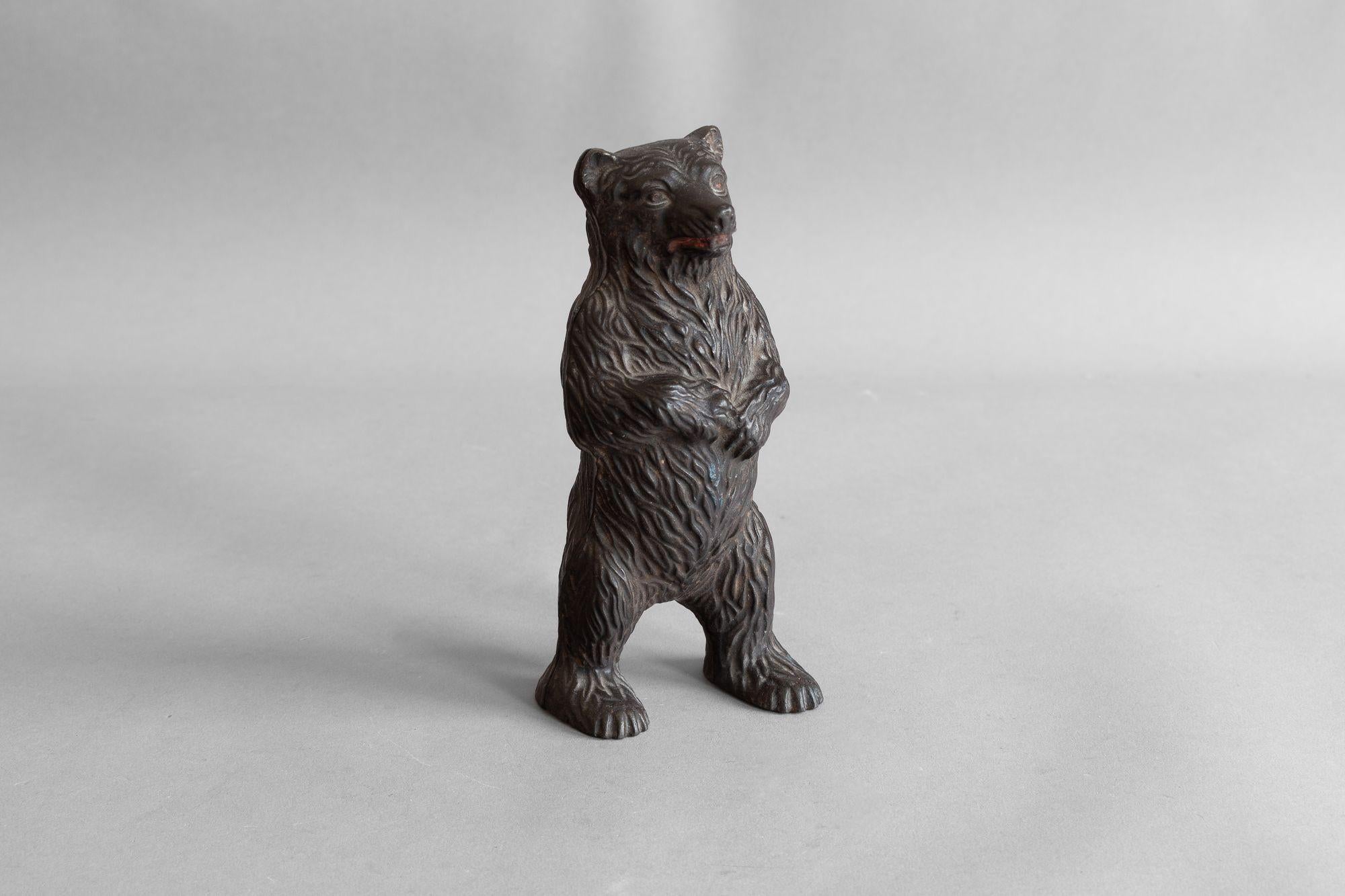 Un salvadanaio in ghisa patinata tardo vittoriana con orso in piedi, design registrato da John Harper & Co.
K.K. circa 1900.
H. H. x L. 7 cm. x P. 6 cm.
Contattaci per un preventivo di spedizione accurato.