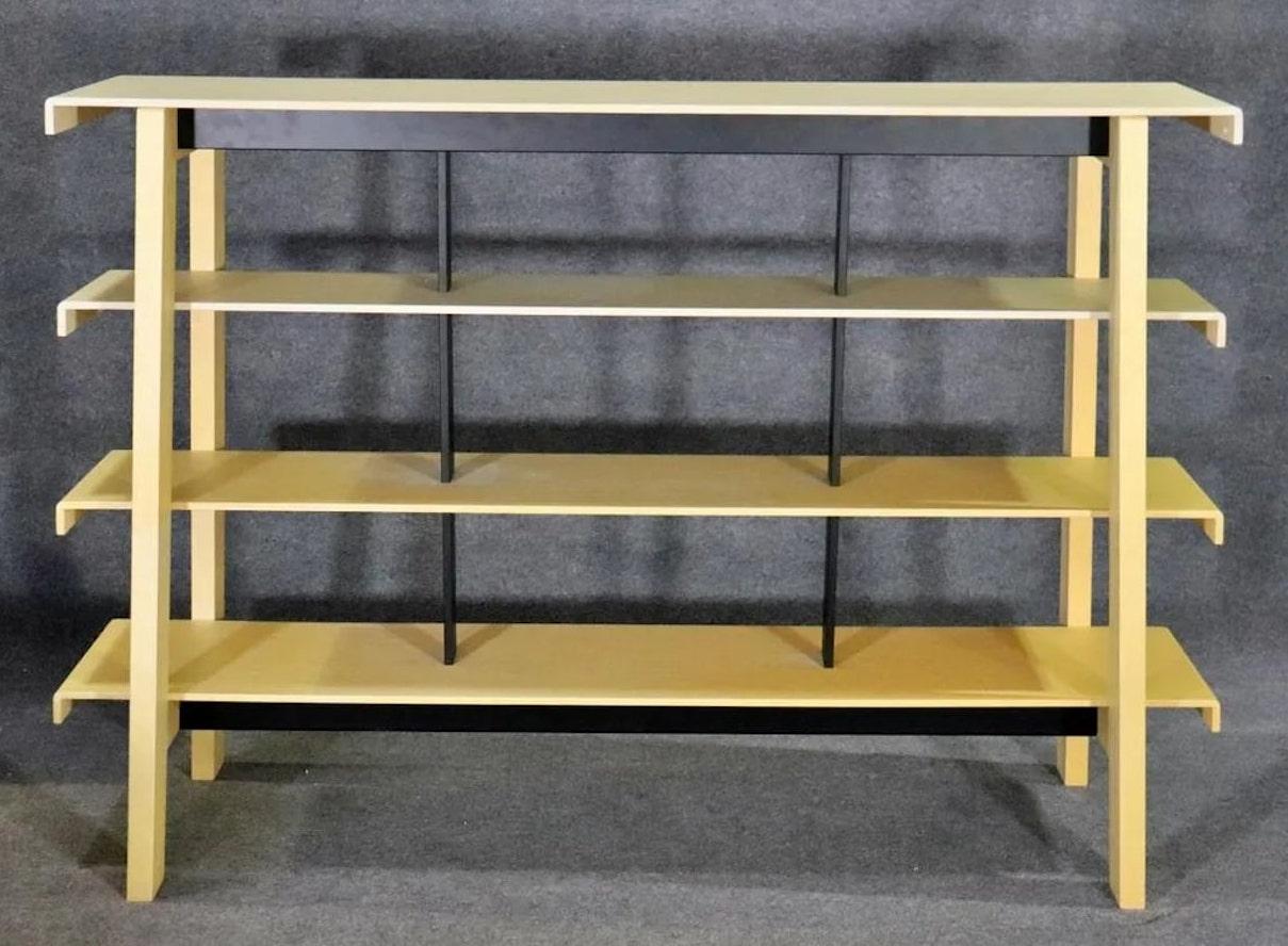 Etagere moderna in piedi realizzata con assi di legno curvo laminato e supporti in metallo.
Si prega di confermare la posizione NY o NJ