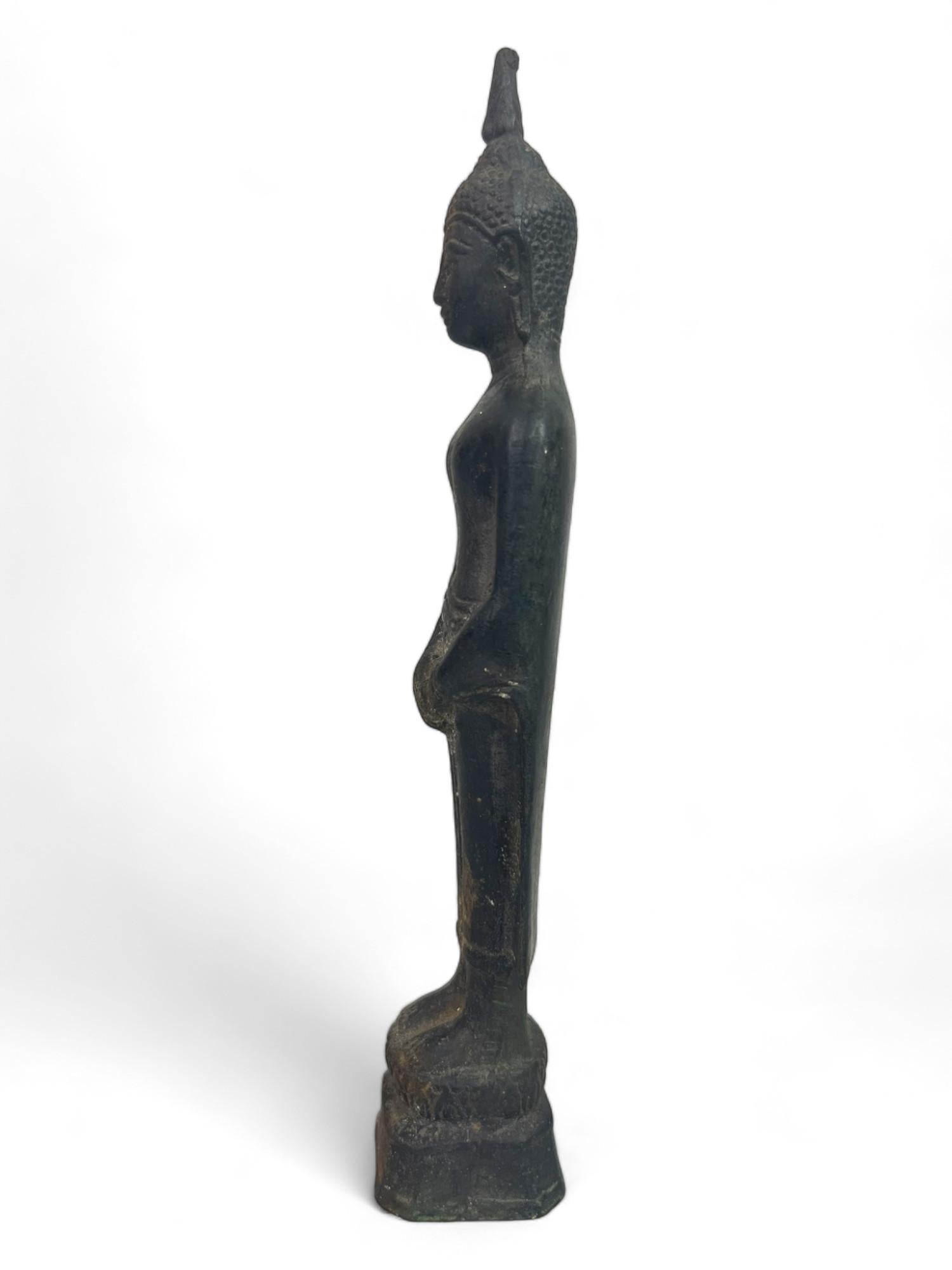 Buddha di bronzo in piedi, Thailandia, XIX secolo, stile I. B. U. in vendita 6