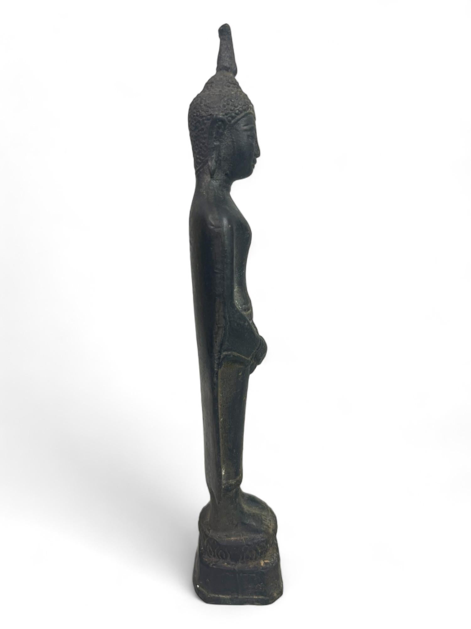 Buddha di bronzo in piedi, Thailandia, XIX secolo, stile I. B. U. in vendita 2