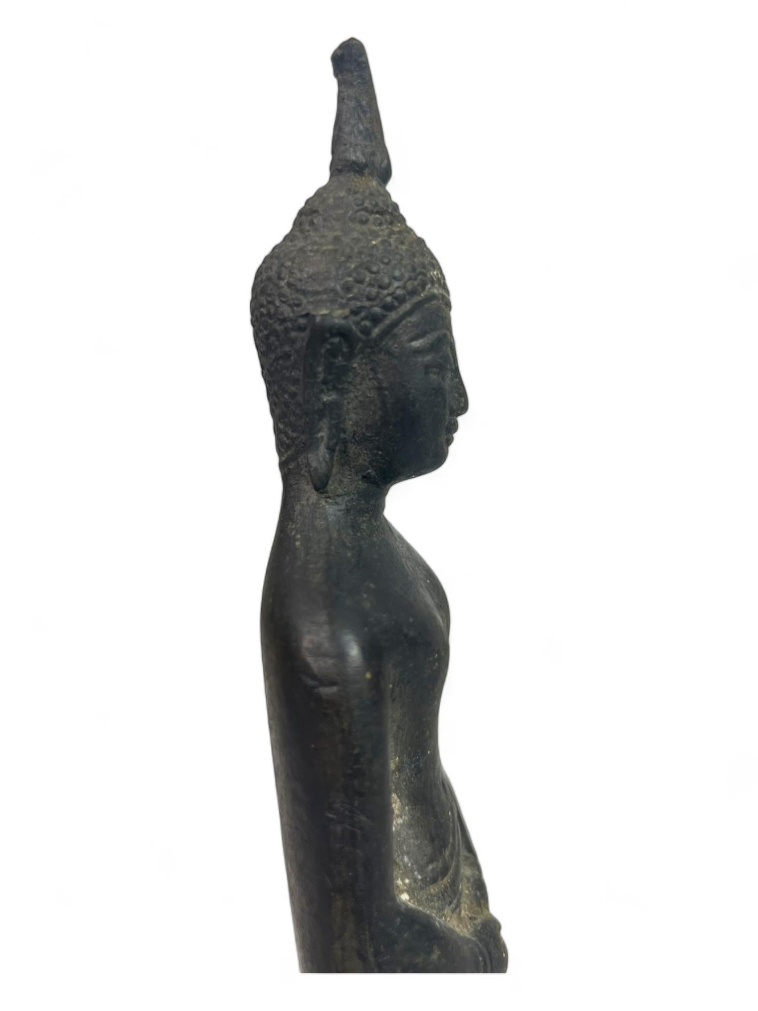 Buddha di bronzo in piedi, Thailandia, XIX secolo, stile I. B. U. in vendita 3