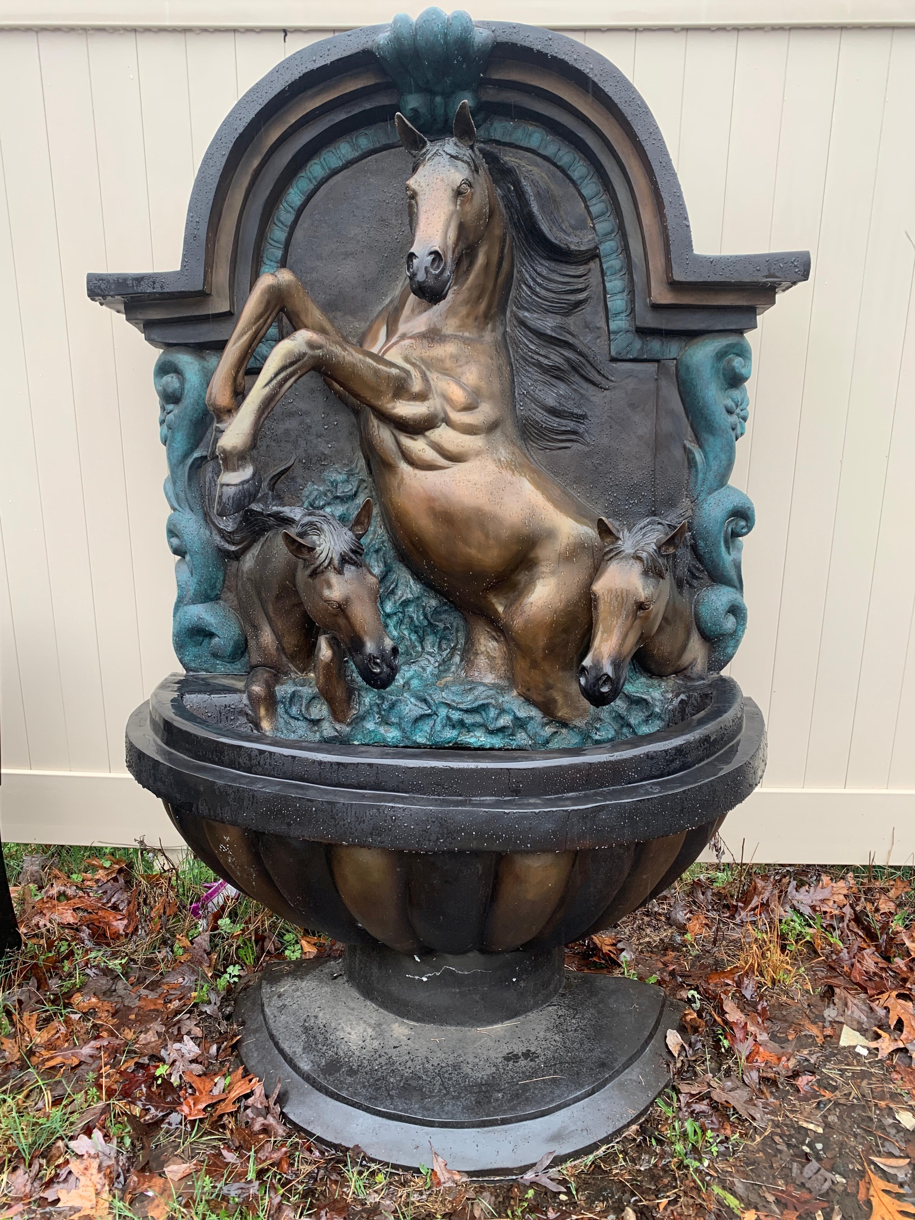 Fontaine murale en bronze pour chevaux. Belle pièce parfaite  pour créer une ambiance dans n'importe quel jardin extérieur. Veuillez confirmer la localisation avec le vendeur (NY ou NJ)