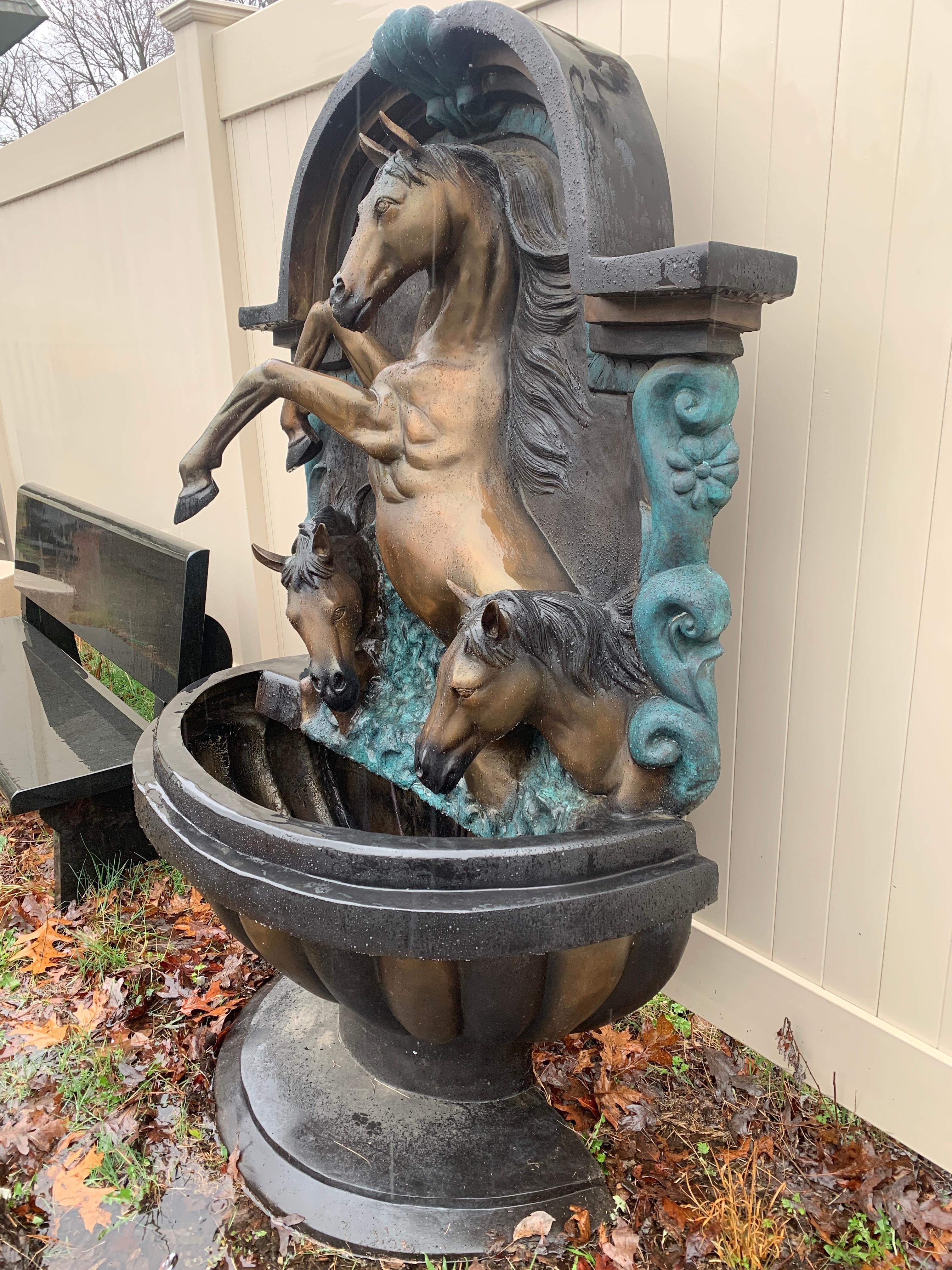 Mid-Century Modern Fontaine à cheval en bronze Stand Stand en vente