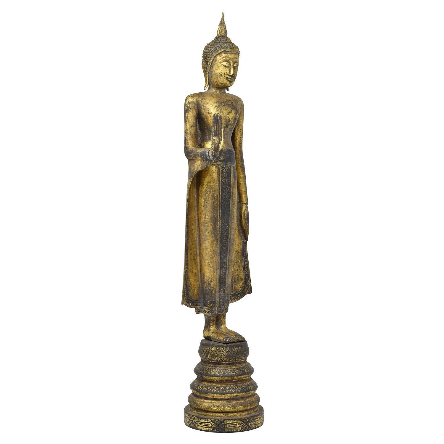 Stehender Buddha, Thailand.

Thailand
Holz, Lack
Ende des 20. Jahrhunderts
Maße: 24 x 5,5 x 4,5 in. / 61 x 14 x 12 cm.