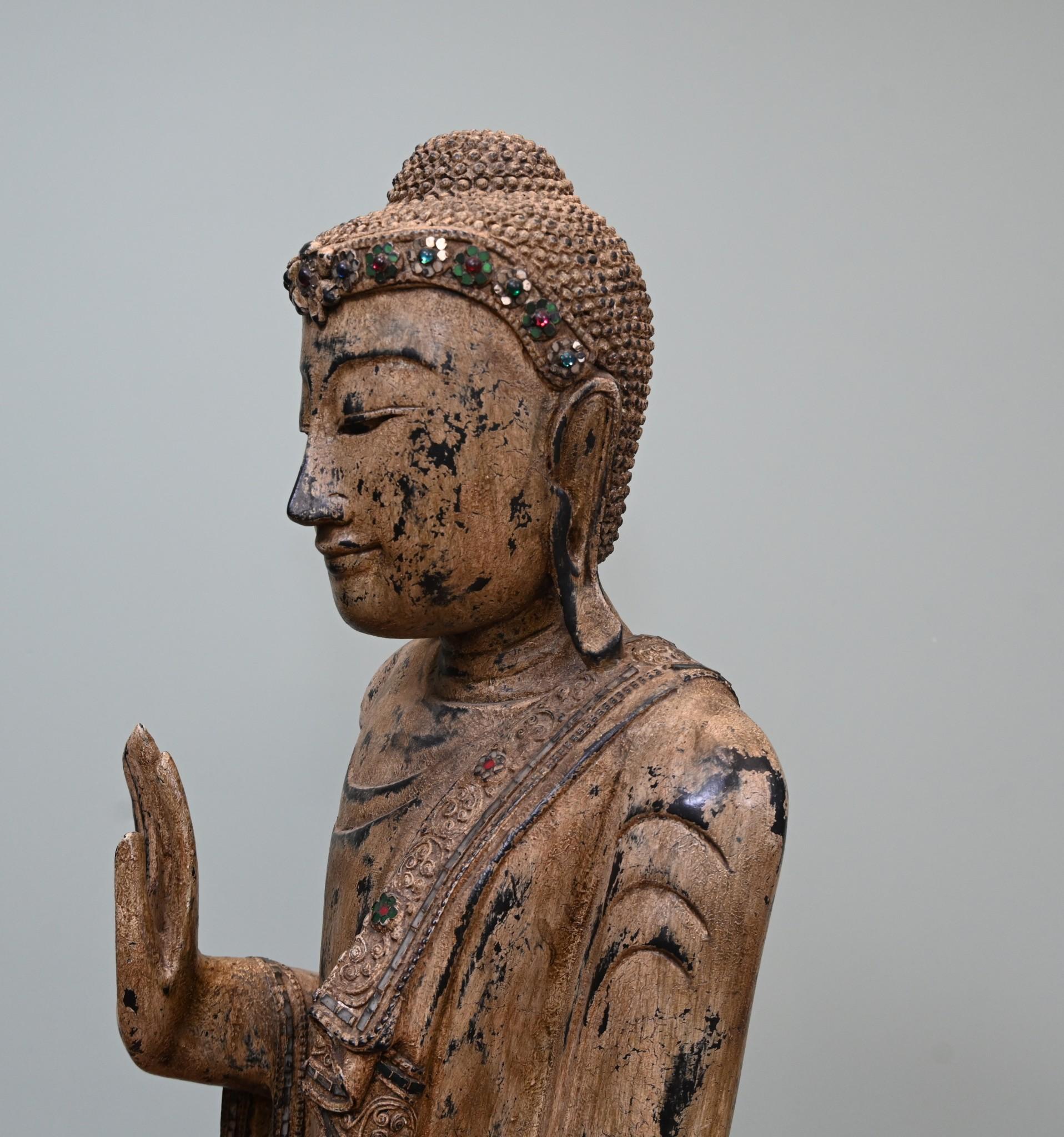 Estatua de Buda birmano de pie tallada Budismo Arte budista mediados del siglo XX en venta