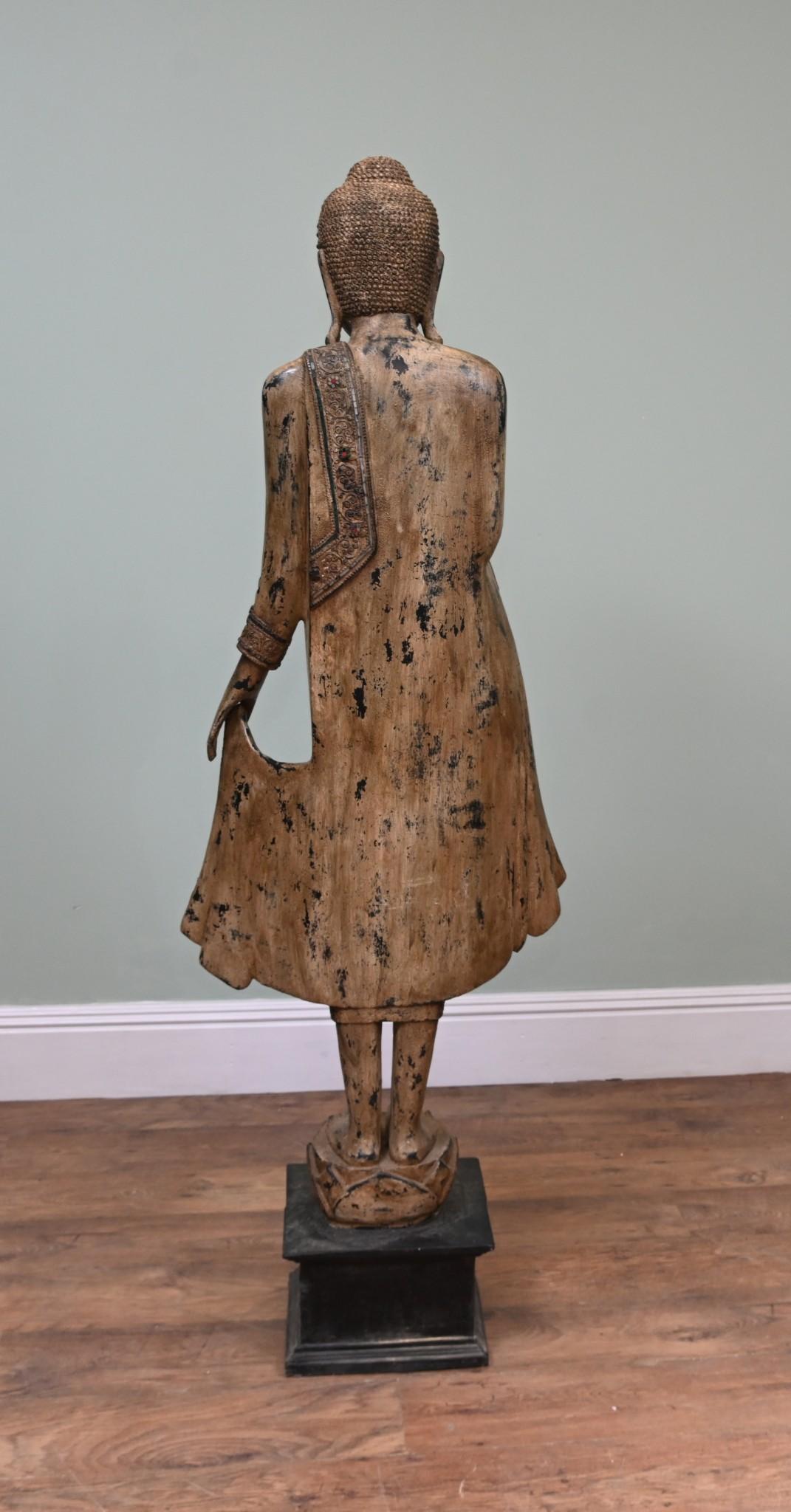 Estatua de Buda birmano de pie tallada Budismo Arte budista Madera en venta