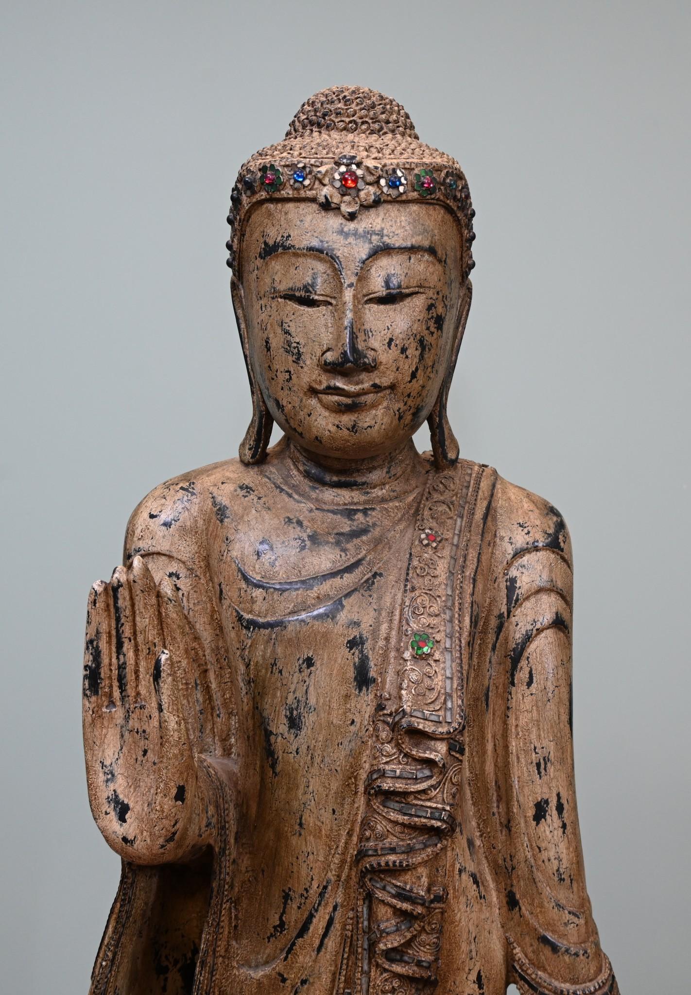 Estatua de Buda birmano de pie tallada Budismo Arte budista en venta 2
