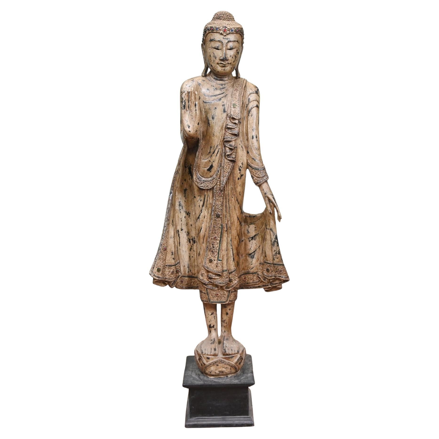 Estatua de Buda birmano de pie tallada Budismo Arte budista