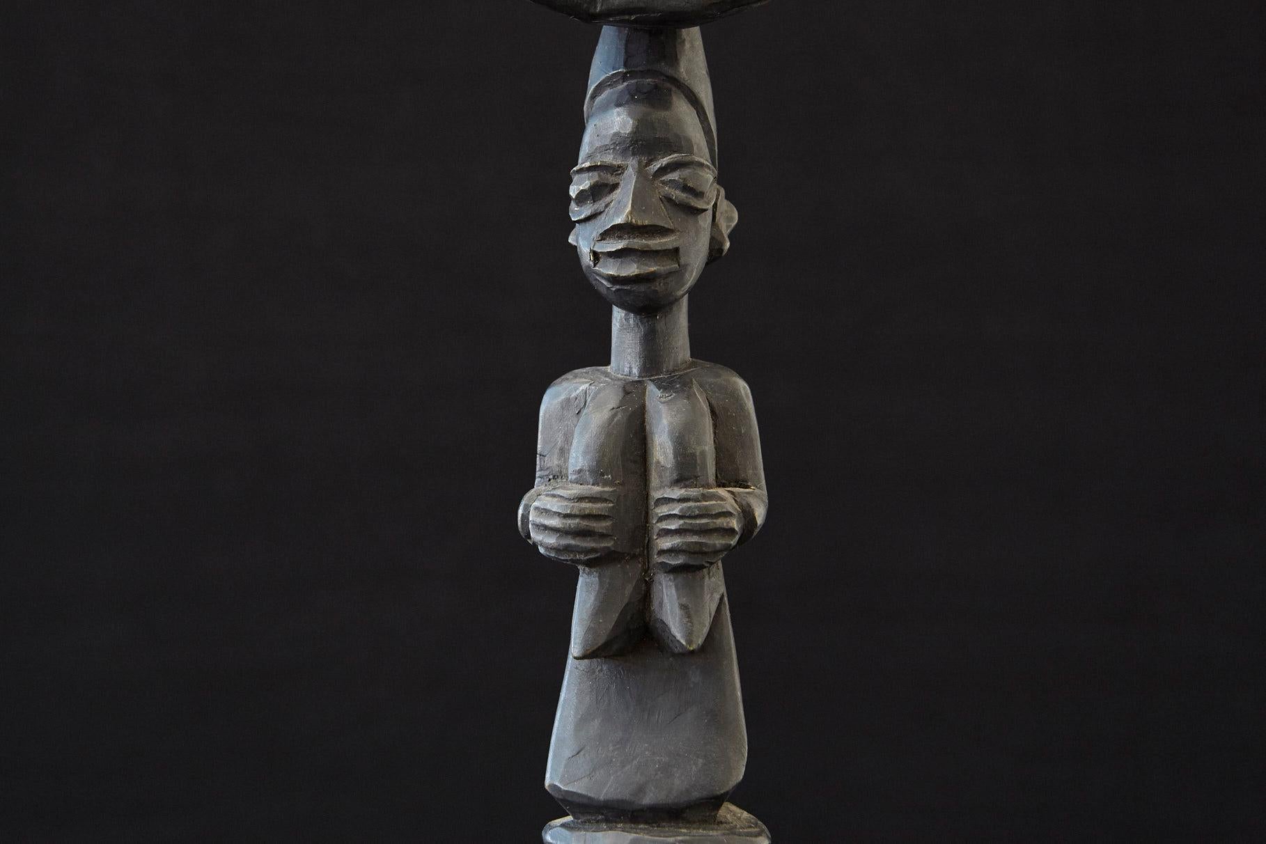 Cuillère figurative en bois sculpté sur pied, Yoruba People, années 1960 en vente 2