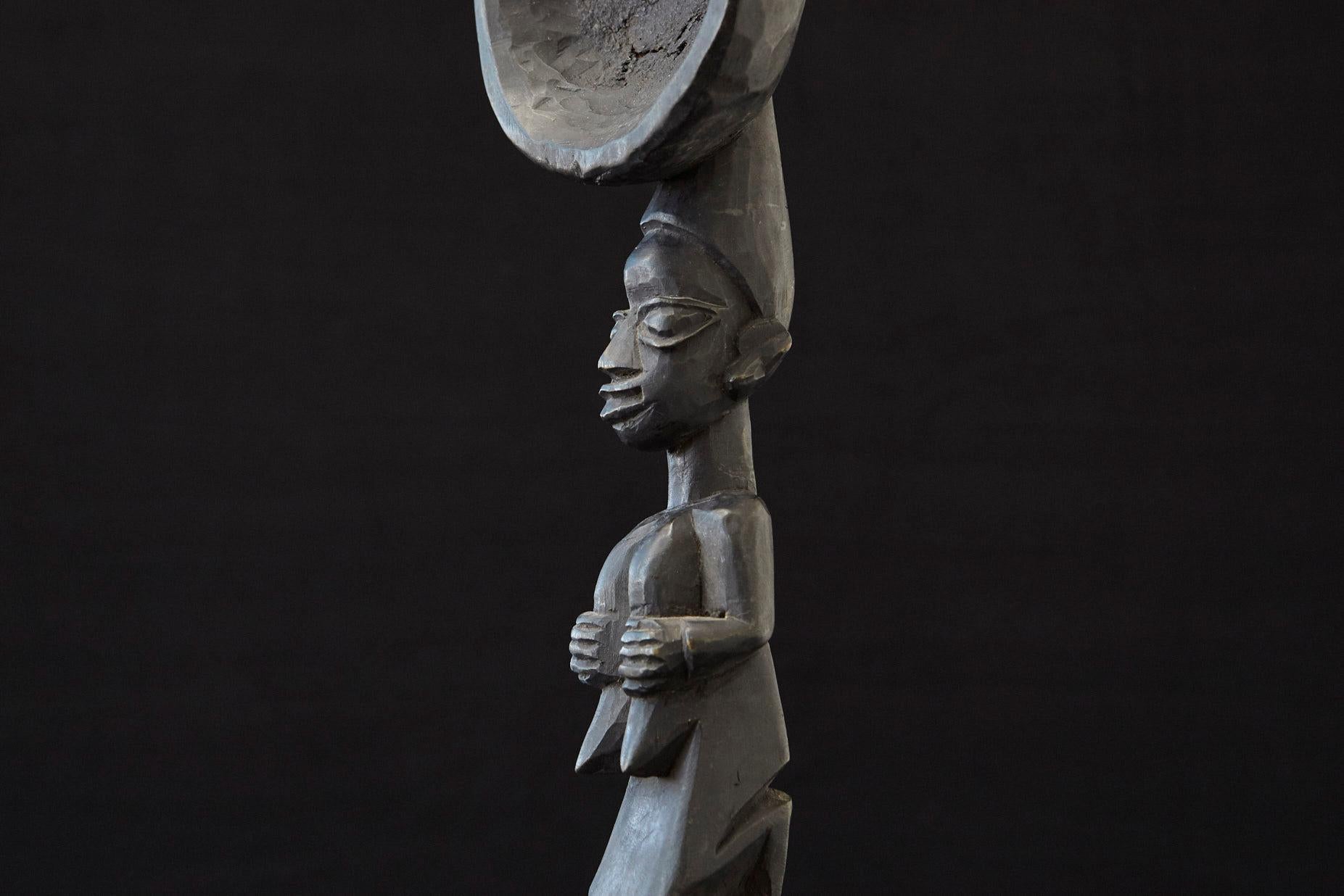 Cuillère figurative en bois sculpté sur pied, Yoruba People, années 1960 en vente 3