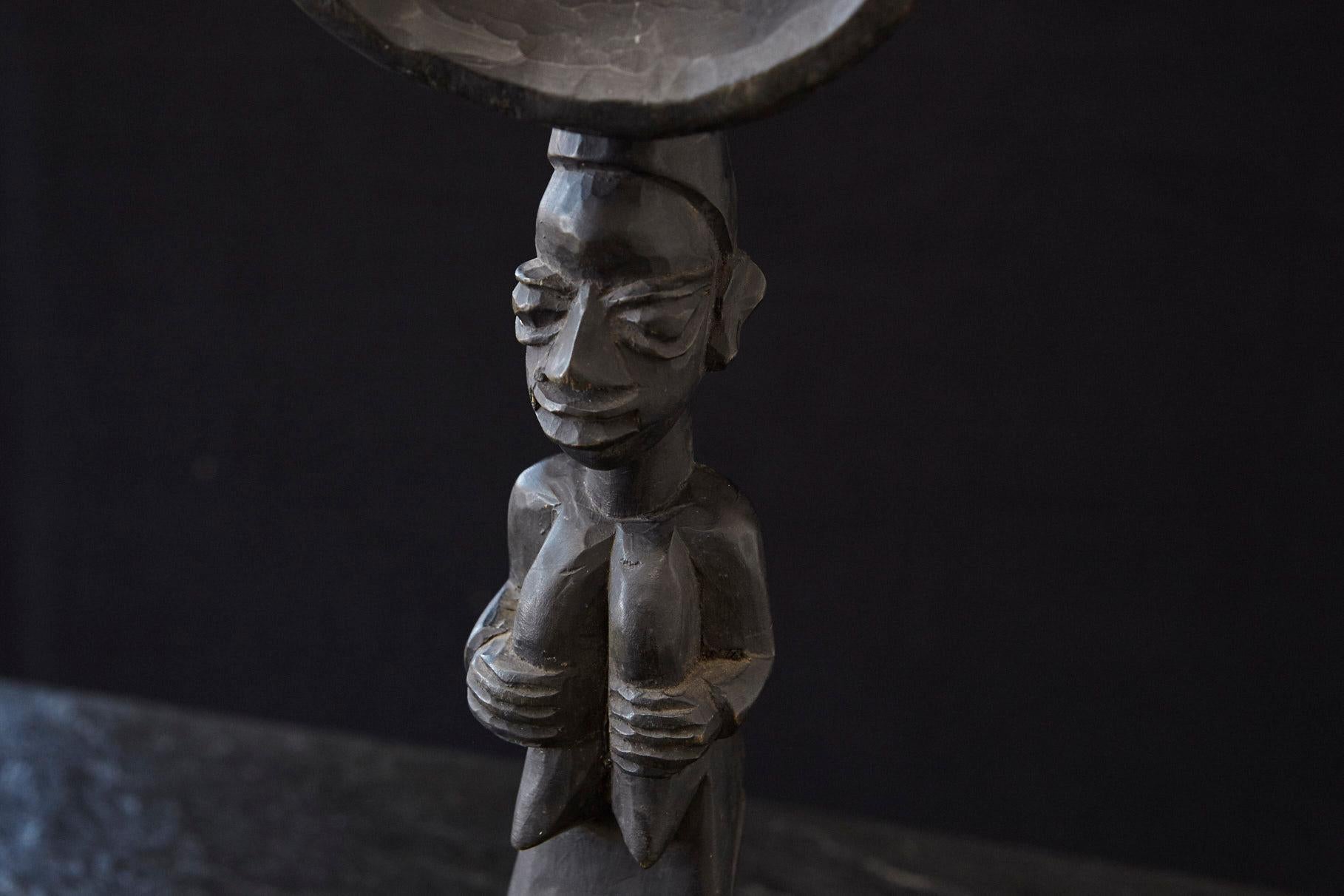 Cuillère figurative en bois sculpté sur pied, Yoruba People, années 1960 en vente 6