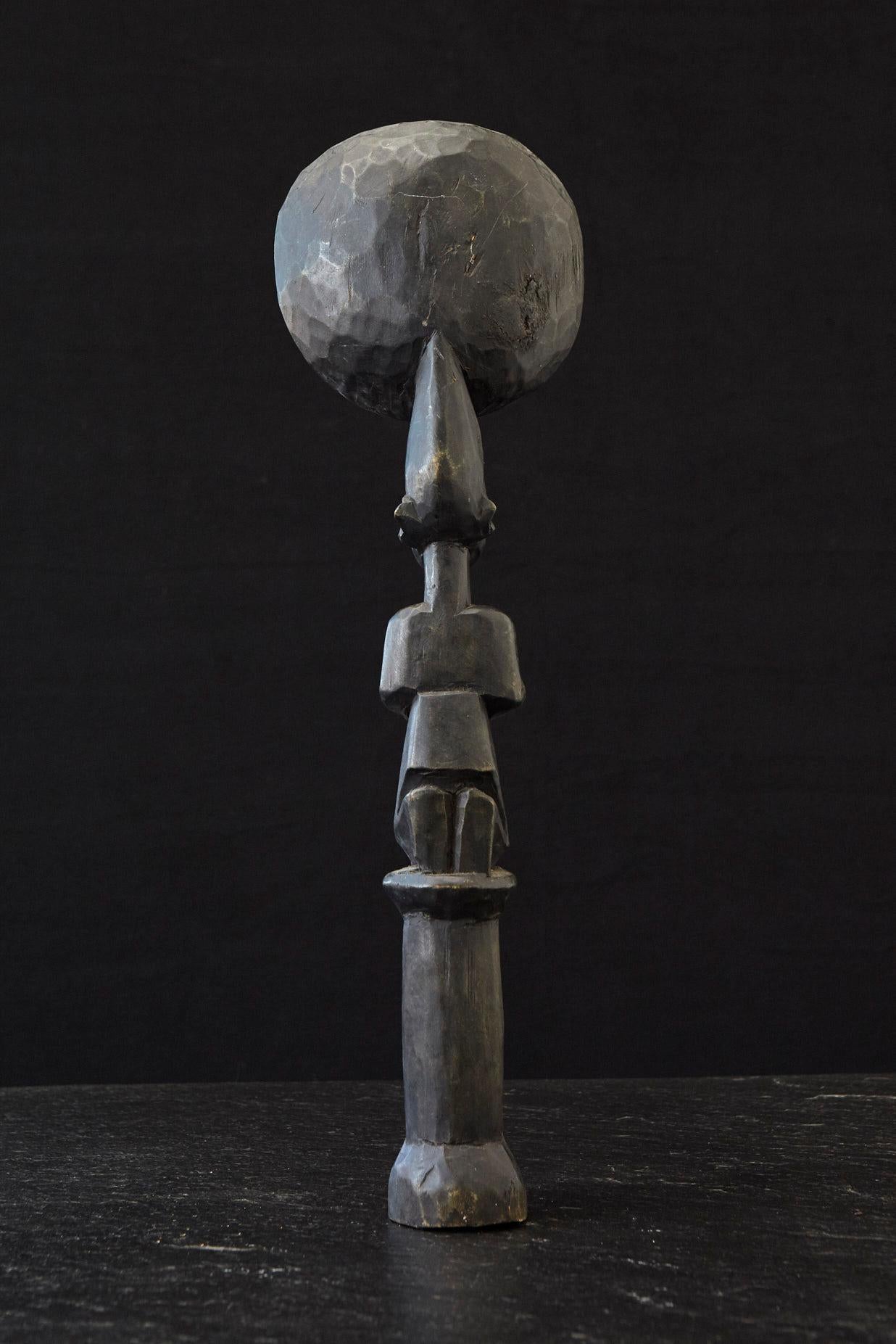 Standing Carved Wooden Figural Spoon, Yoruba People, 1960s In Good Condition For Sale In Aramits, Nouvelle-Aquitaine