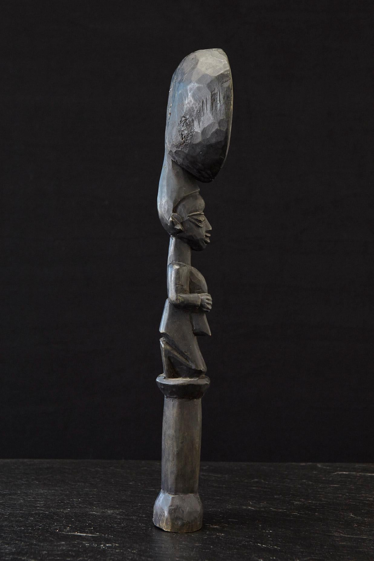 Bois Cuillère figurative en bois sculpté sur pied, Yoruba People, années 1960 en vente