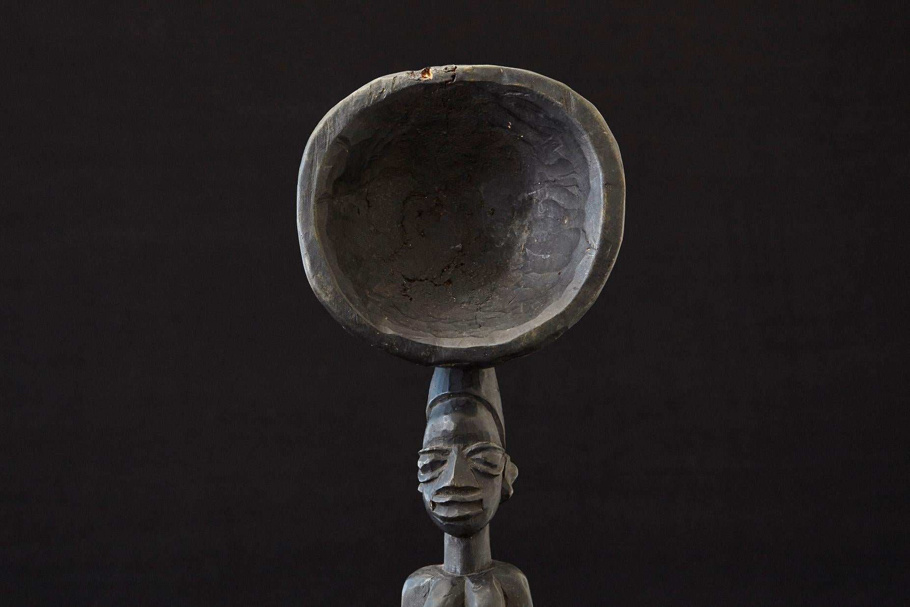 Cuillère figurative en bois sculpté sur pied, Yoruba People, années 1960 en vente 1