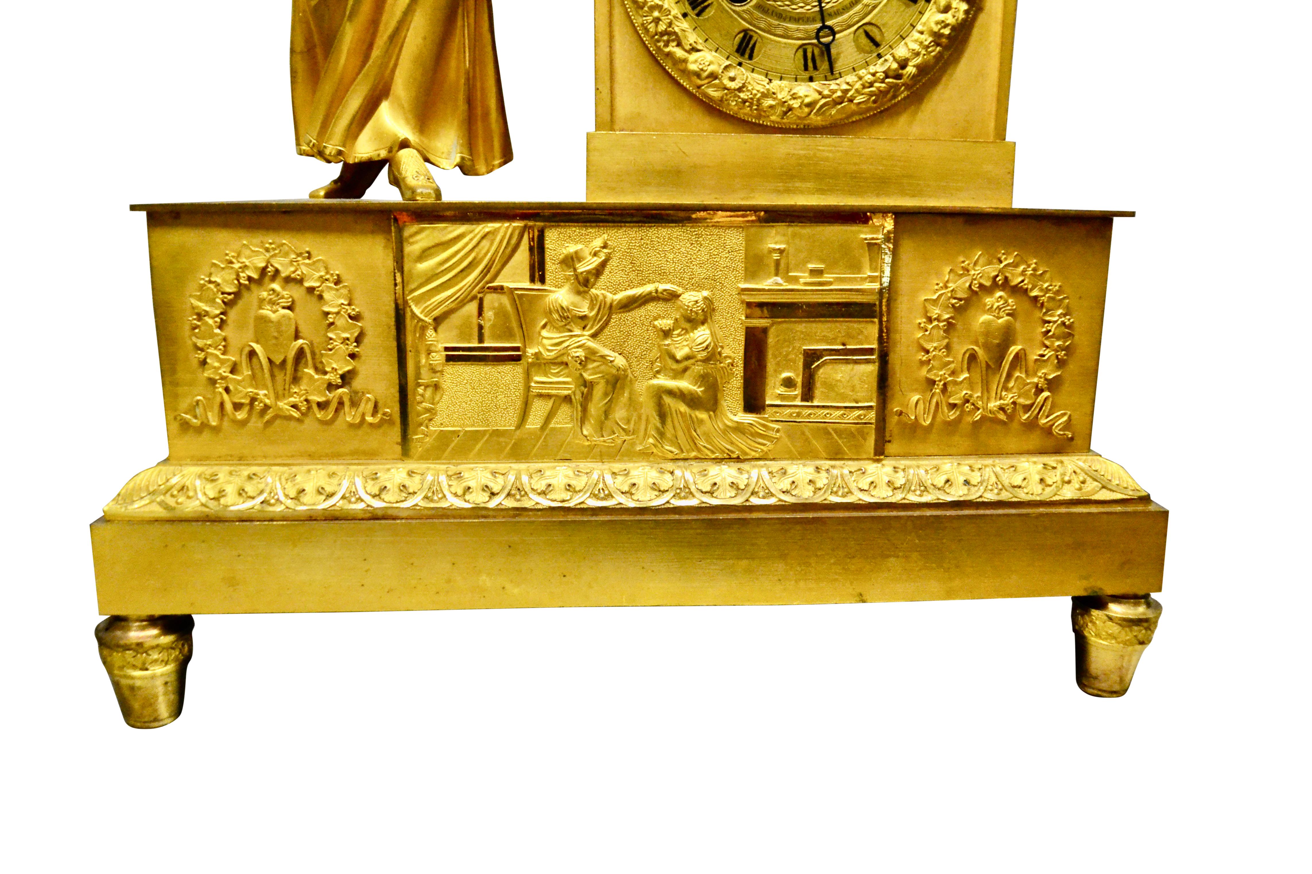 Début du XIXe siècle Bronze doré Empire  Pendule représentant une dame classique debout dévoilant une urne d'abondance en vente