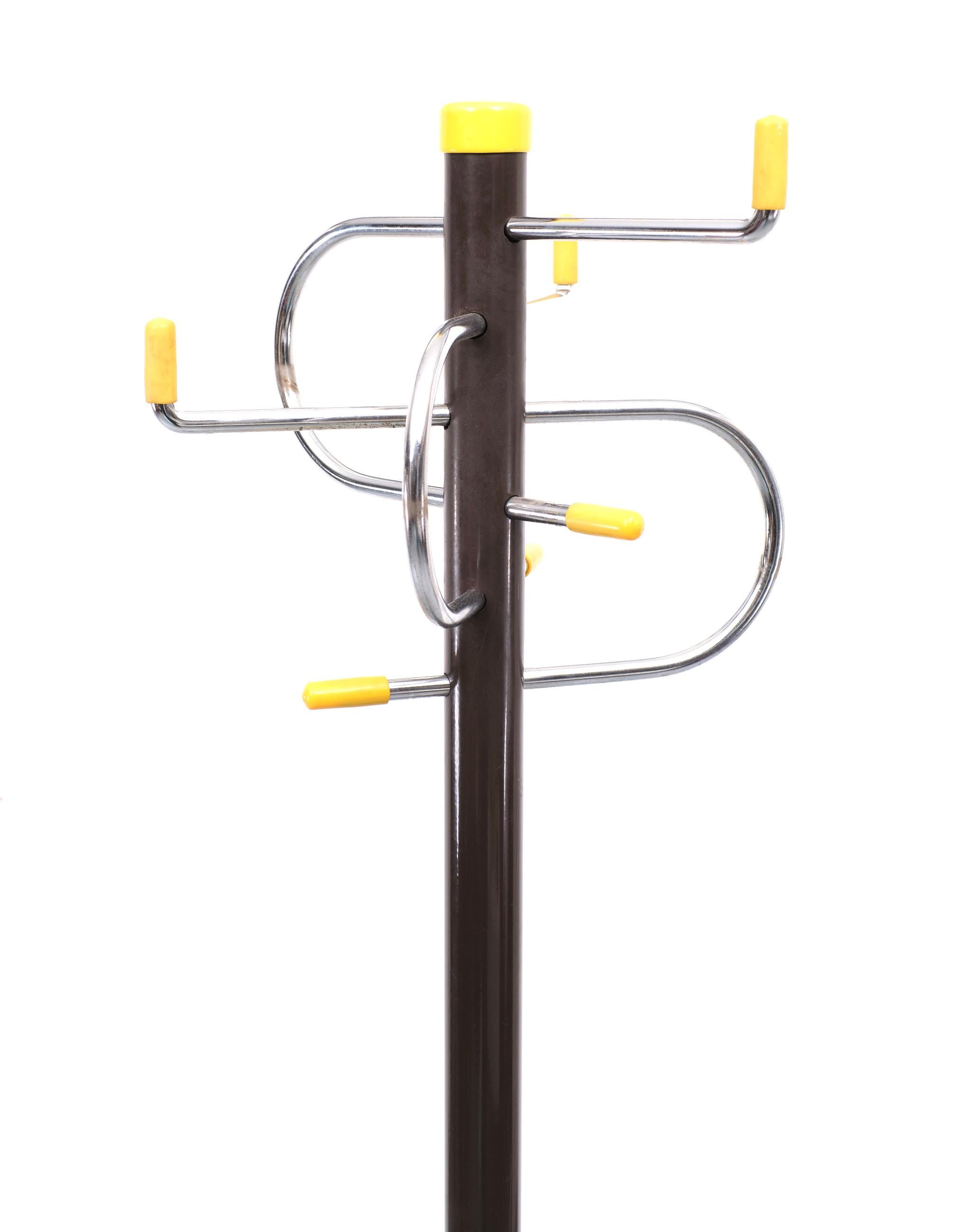 Very nice standing coatrack. In so typical 1960s Brown and Yellow color. 
The Chrome curved rods on the top can be put in and put out. For more hanging space.
  