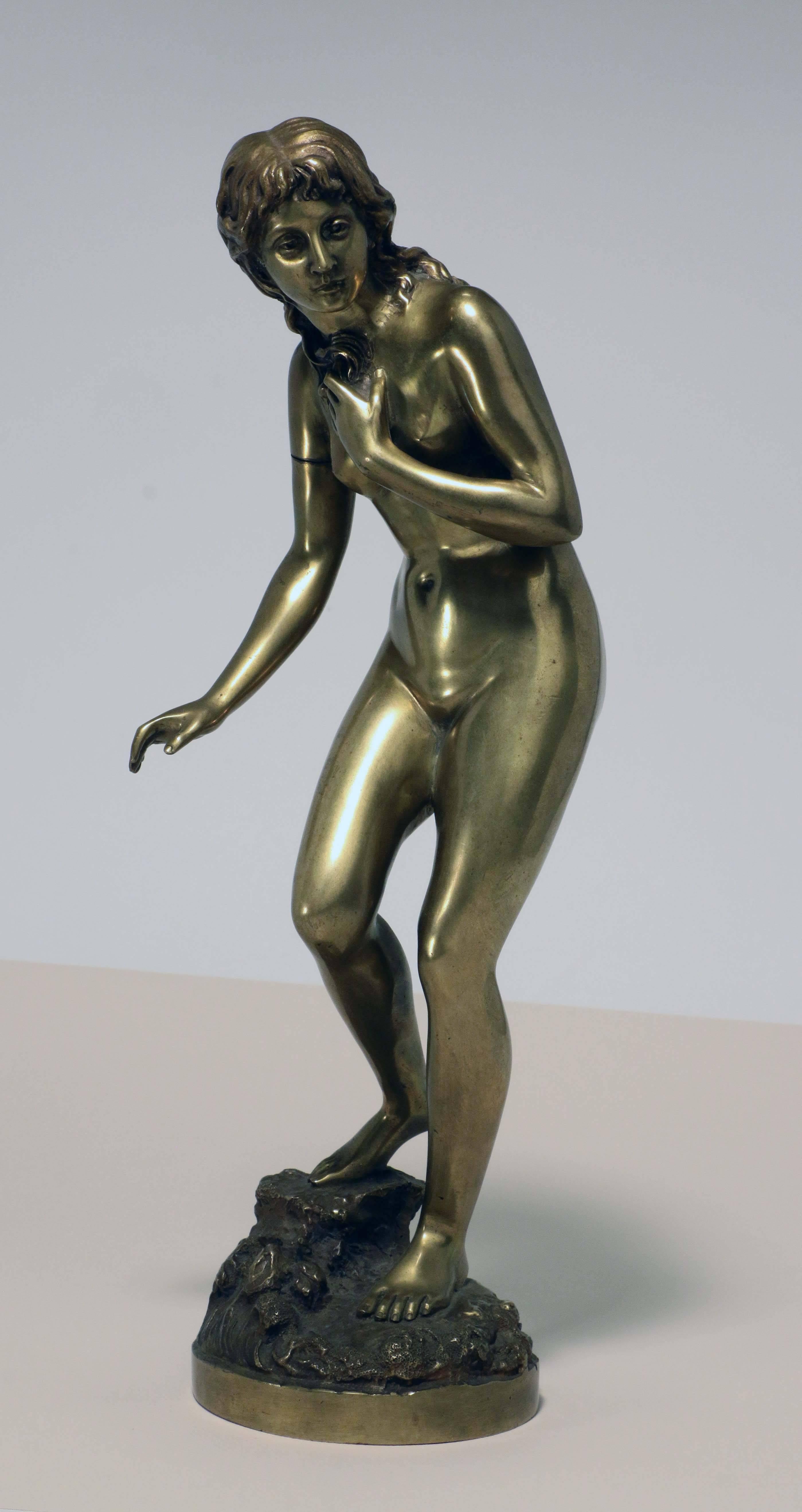 Questa figura in bronzo di una fanciulla nuda risale agli inizi del XX secolo. Si accovaccia leggermente mentre entra in acqua, con un piede su un affioramento roccioso e onde stilizzate ai suoi piedi. Secondo Berman questo artista fiorì all'inizio