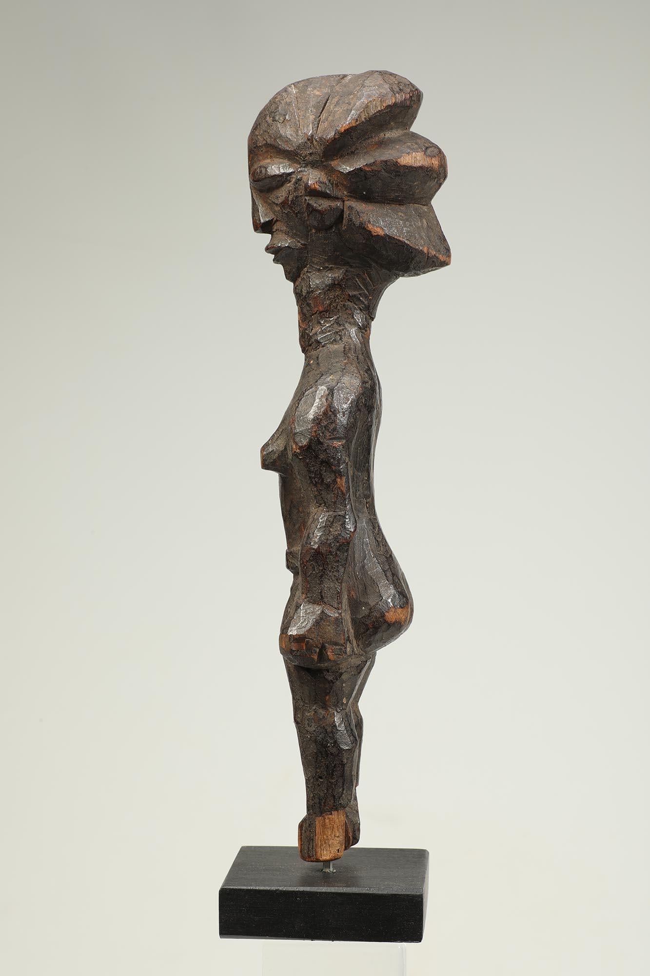 Standing Female Pende Wood Figure with Arms at Sides Cascading Hair Congo In Fair Condition For Sale In Point Richmond, CA