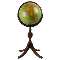 Globe terrestre en bois et verre:: milieu du 20e siècle
