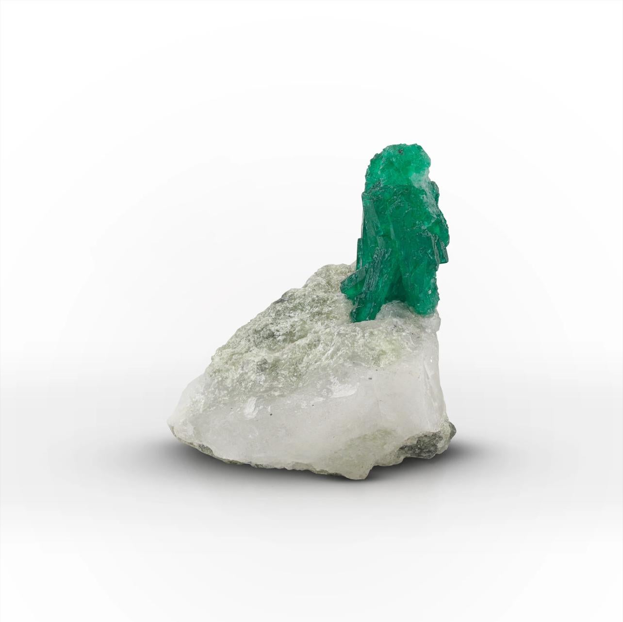 Standing Green Emerald Crystal On White Matrix From Pakistan In Good Condition For Sale In Peshawar, PK