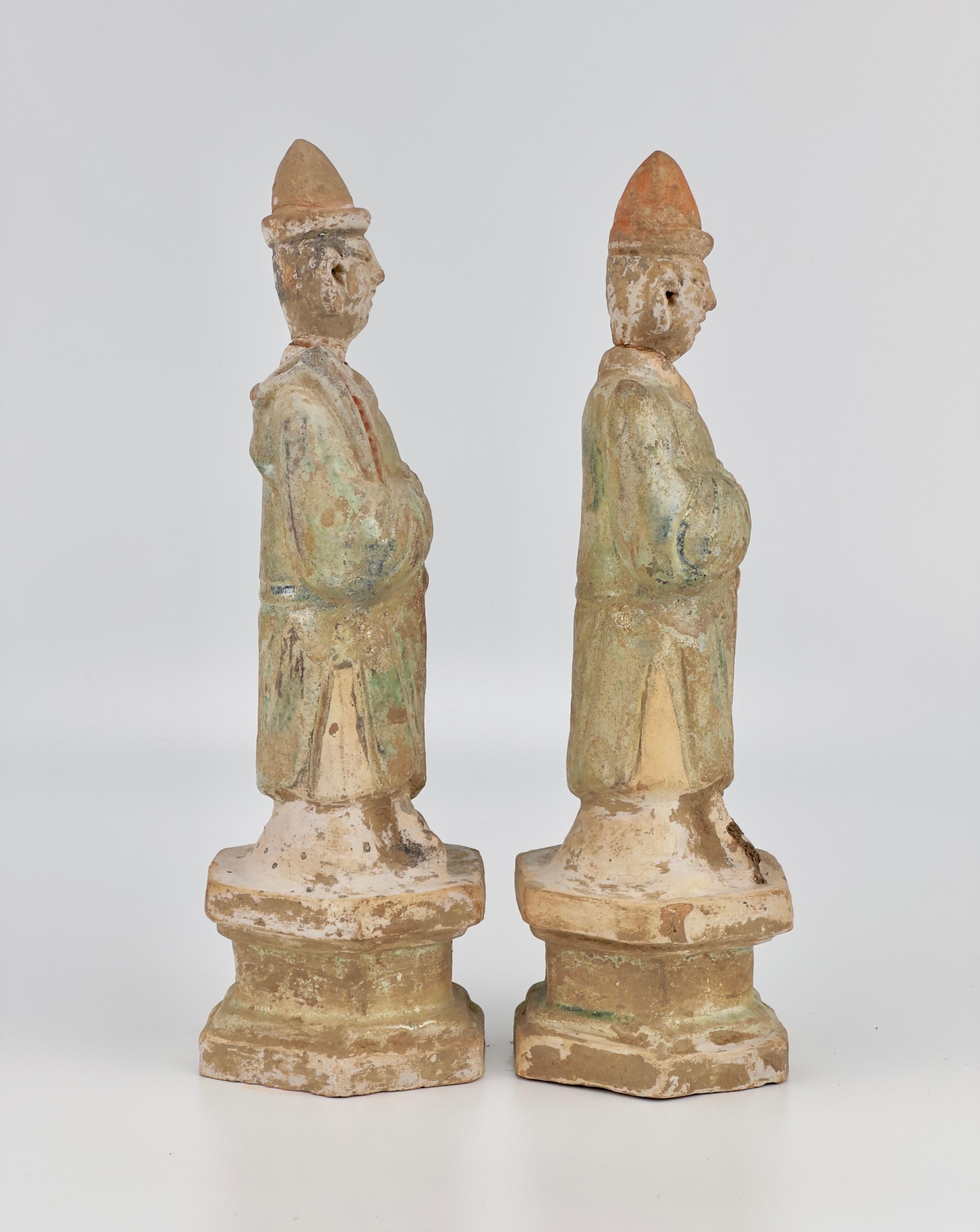 Standende grüne glasierte Keramik-Anhängerfigur (Ming-Dynastie) im Angebot