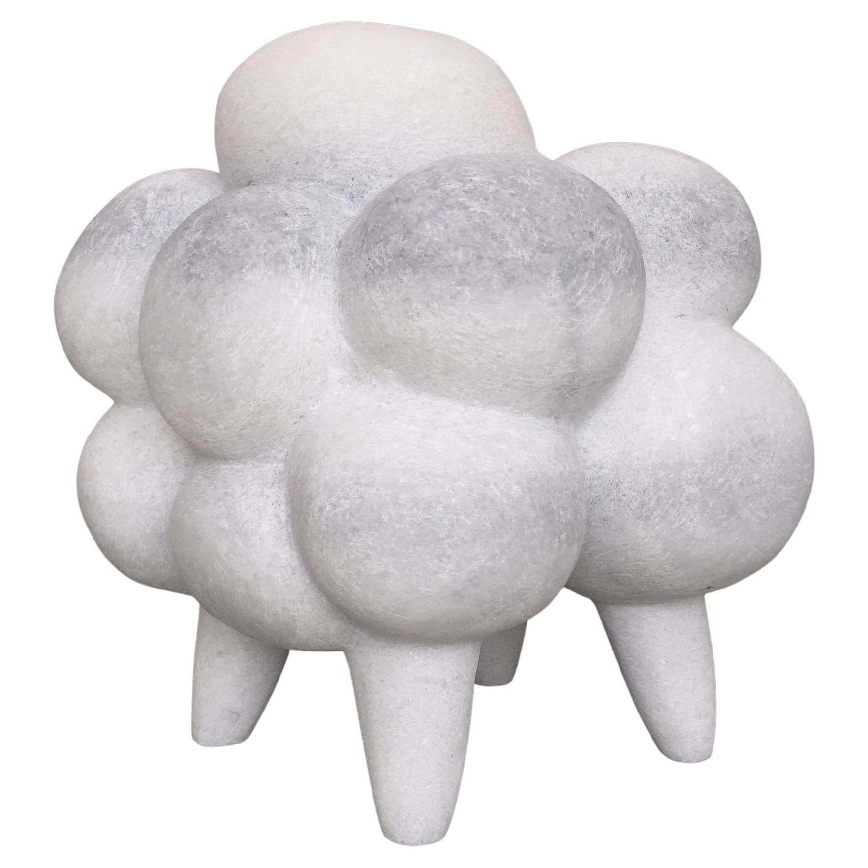 Scultura in marmo scolpita a mano "Standing Grey Cloud" di Tom von Kaenel in vendita