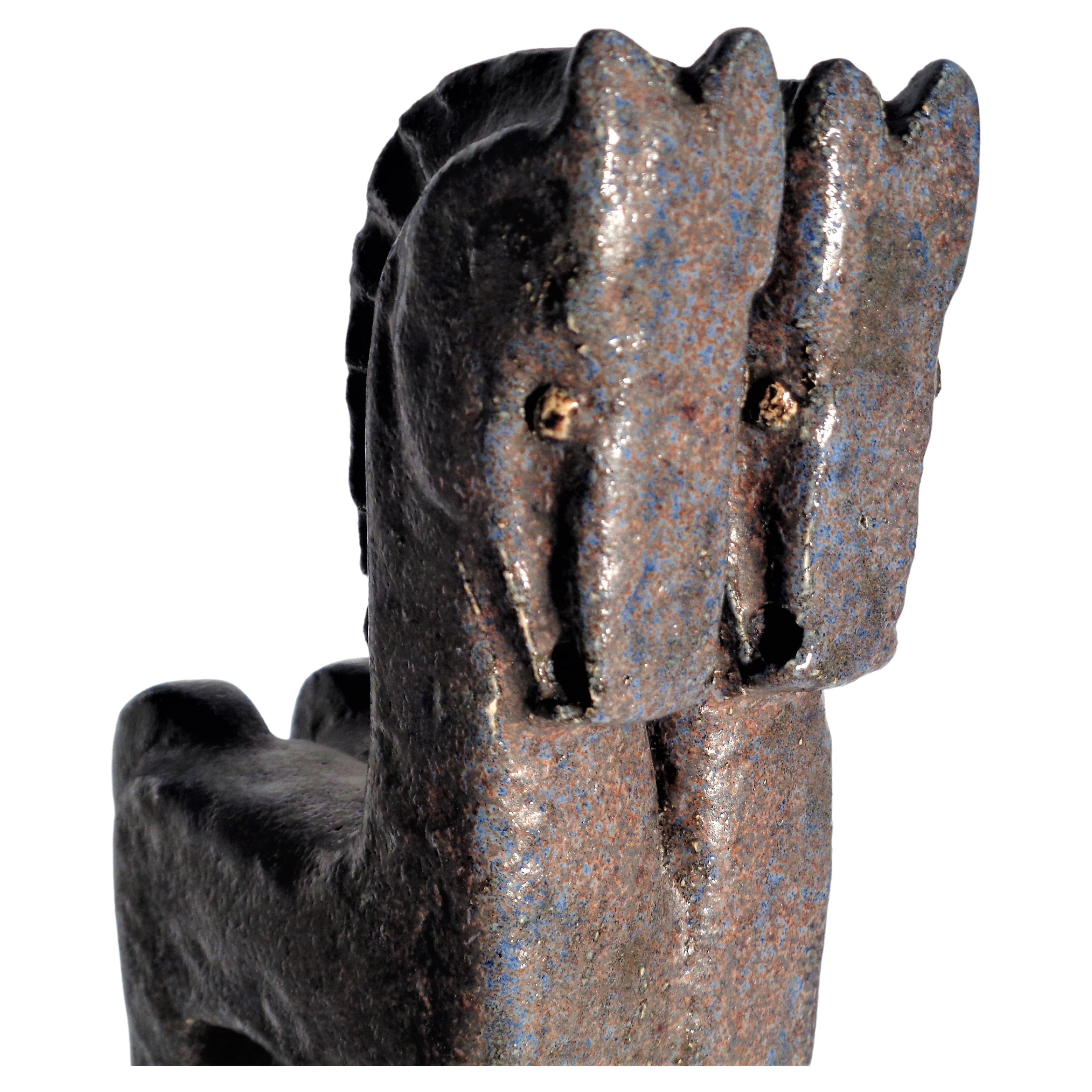 Helmut Freidrich Schaffenacker ( 1921-2010 ) sculpture de style cubiste en céramique émaillée à la main, chevaux debout avec jambes allongées. Signature dans la base. Allemagne, vers 1950 - 1960. Directement d'une collection privée de céramiques