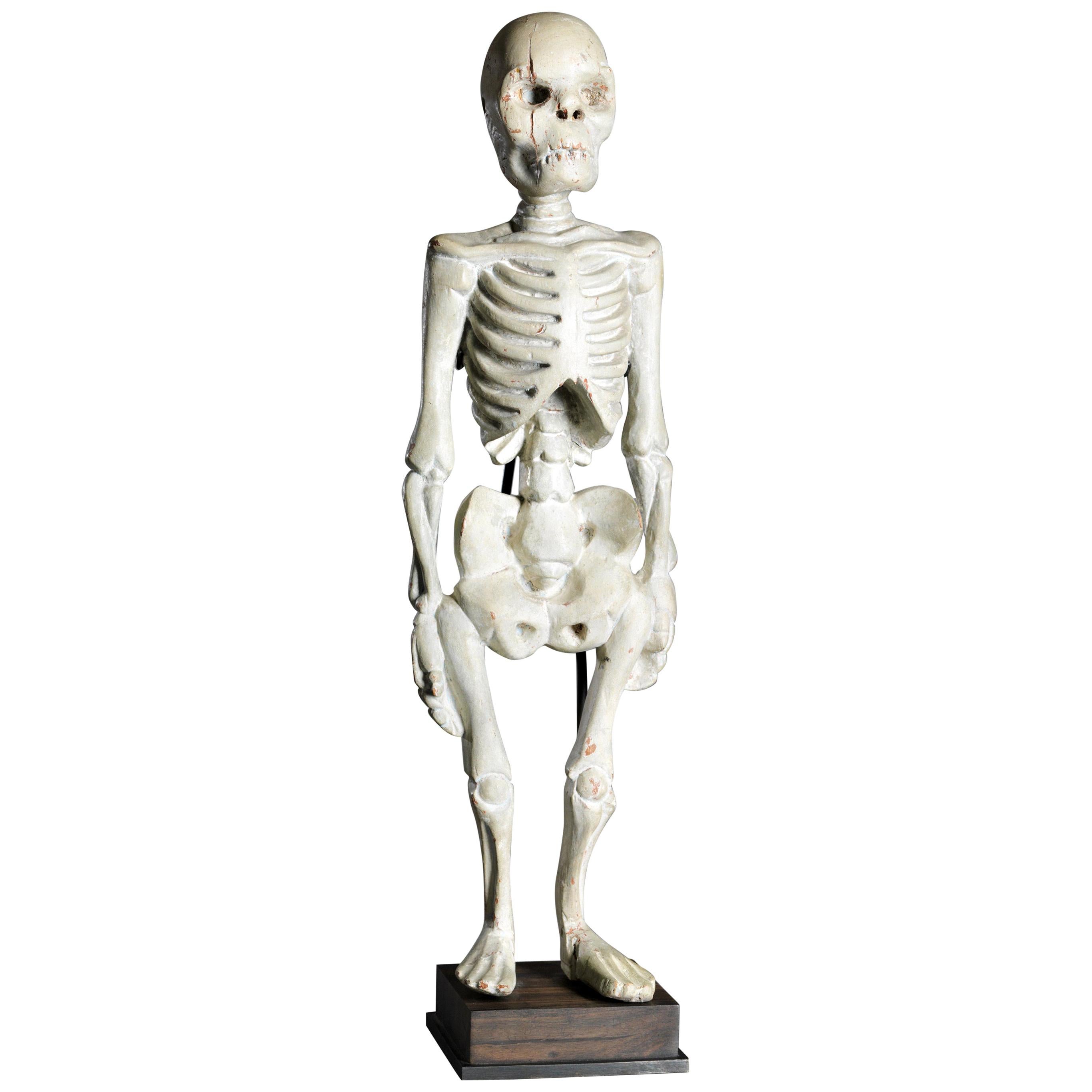 Squelette humain debout sculpté en bois, Asie du Sud-Est