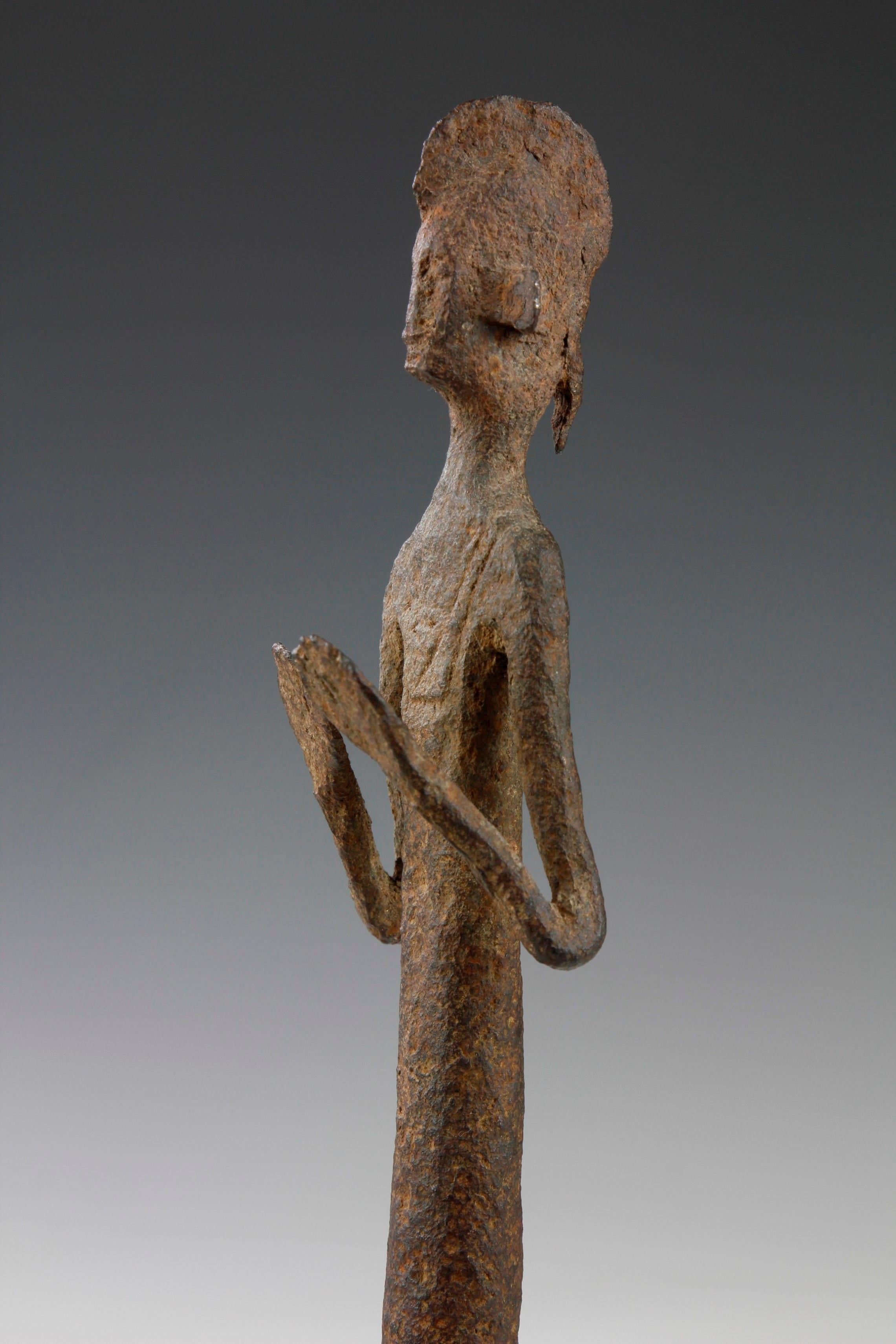 Ex Collezione privata, Belgio

Periodo stimato: Prima metà del XX secolo

Larghezza della figura di ferro nel punto più largo: 5,5 cm.
Profondità (incluso il supporto): 5,5 cm 