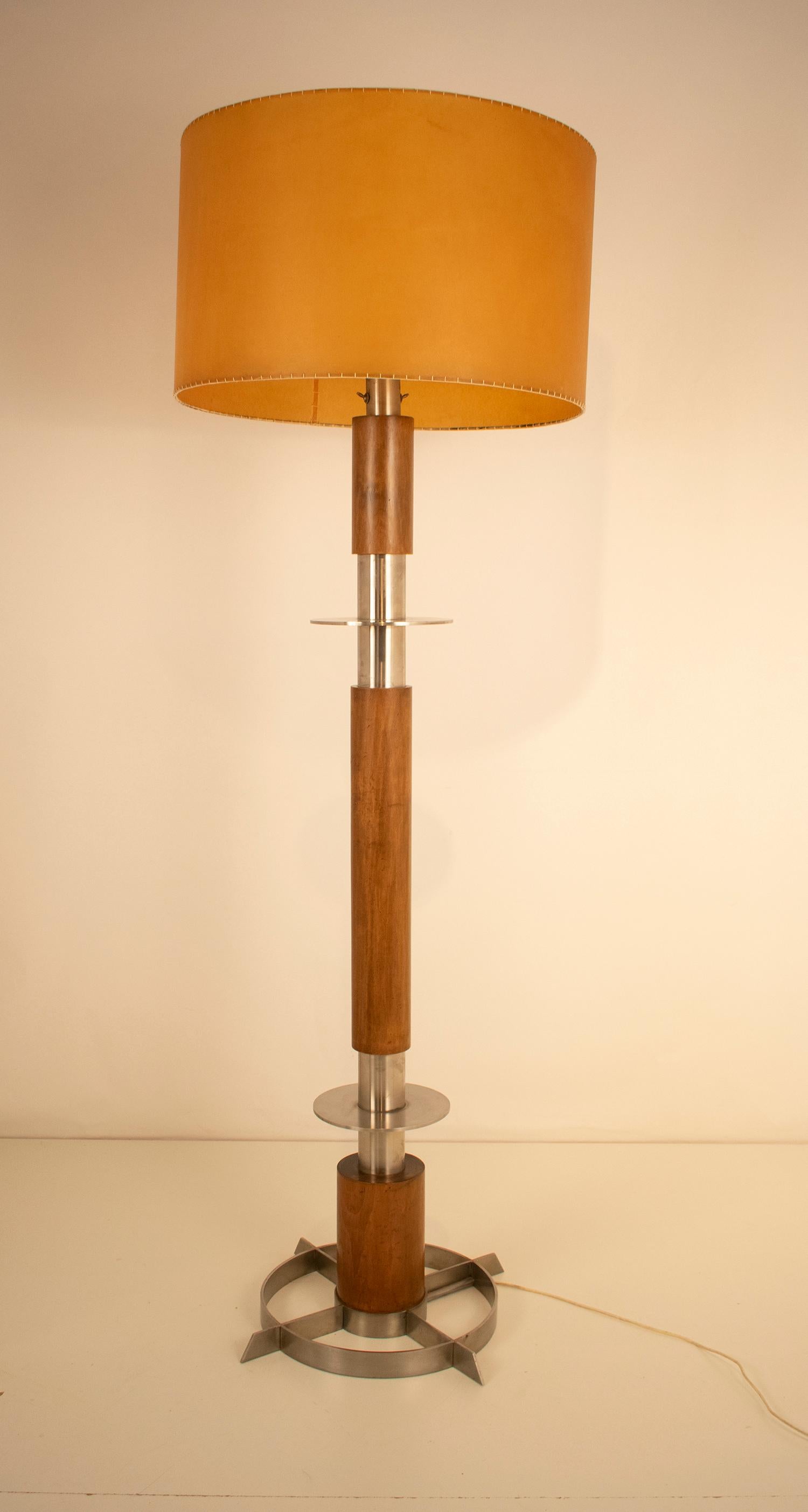 Lampada a stelo di Jordi Vilanova. Spagna anni '60.
Legno di noce e acciaio.
Schermo originale su pergamena.