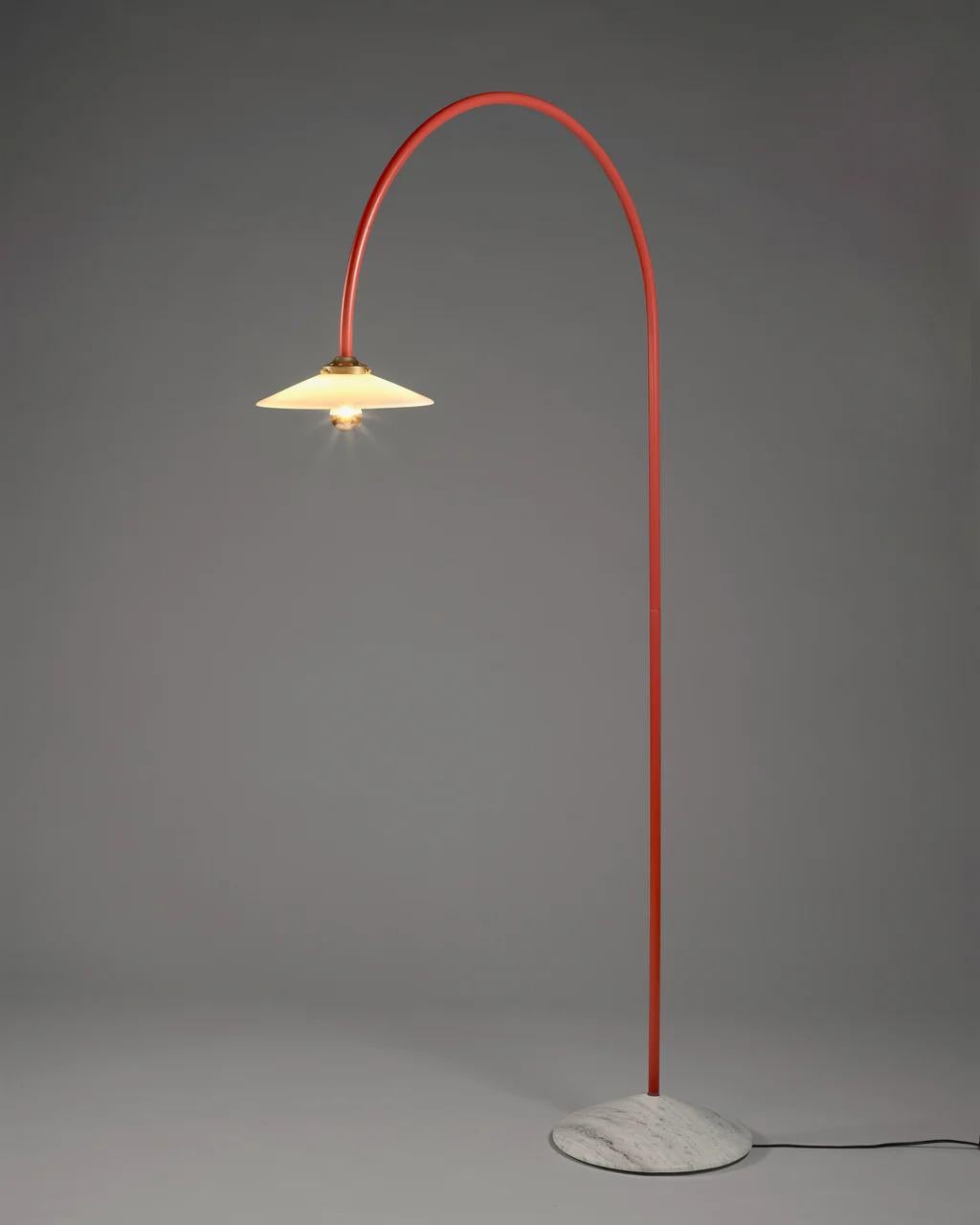 Lámpara de pie Mármol N°2 de Muller Van Severen x Valerie Objects, Rojo Belga en venta