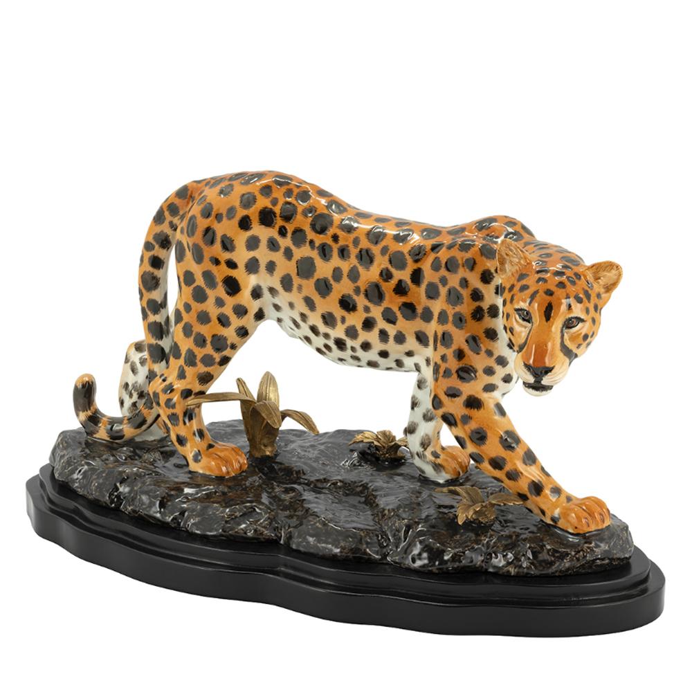 Sculpture léopard entièrement peinte à la main 
porcelaine avec détails en laiton sur la base.