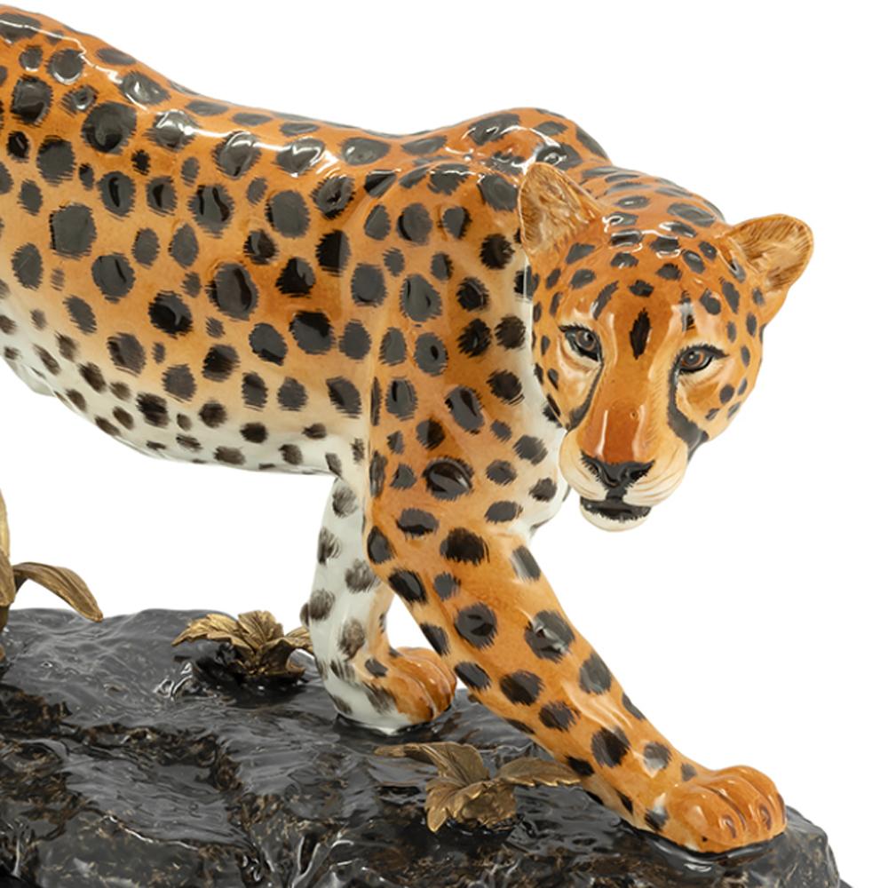 Fait main Sculpture de léopard debout en porcelaine peinte à la main en vente