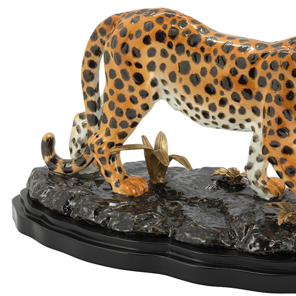 Laiton Sculpture de léopard debout en porcelaine peinte à la main en vente
