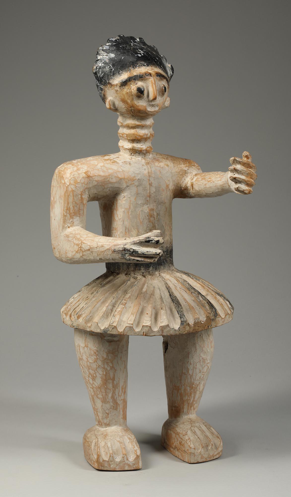 Tribal Danseuse masculine debout, tambour éventail attirant avec les bras écartés, Ghana, début du 20e siècle en vente