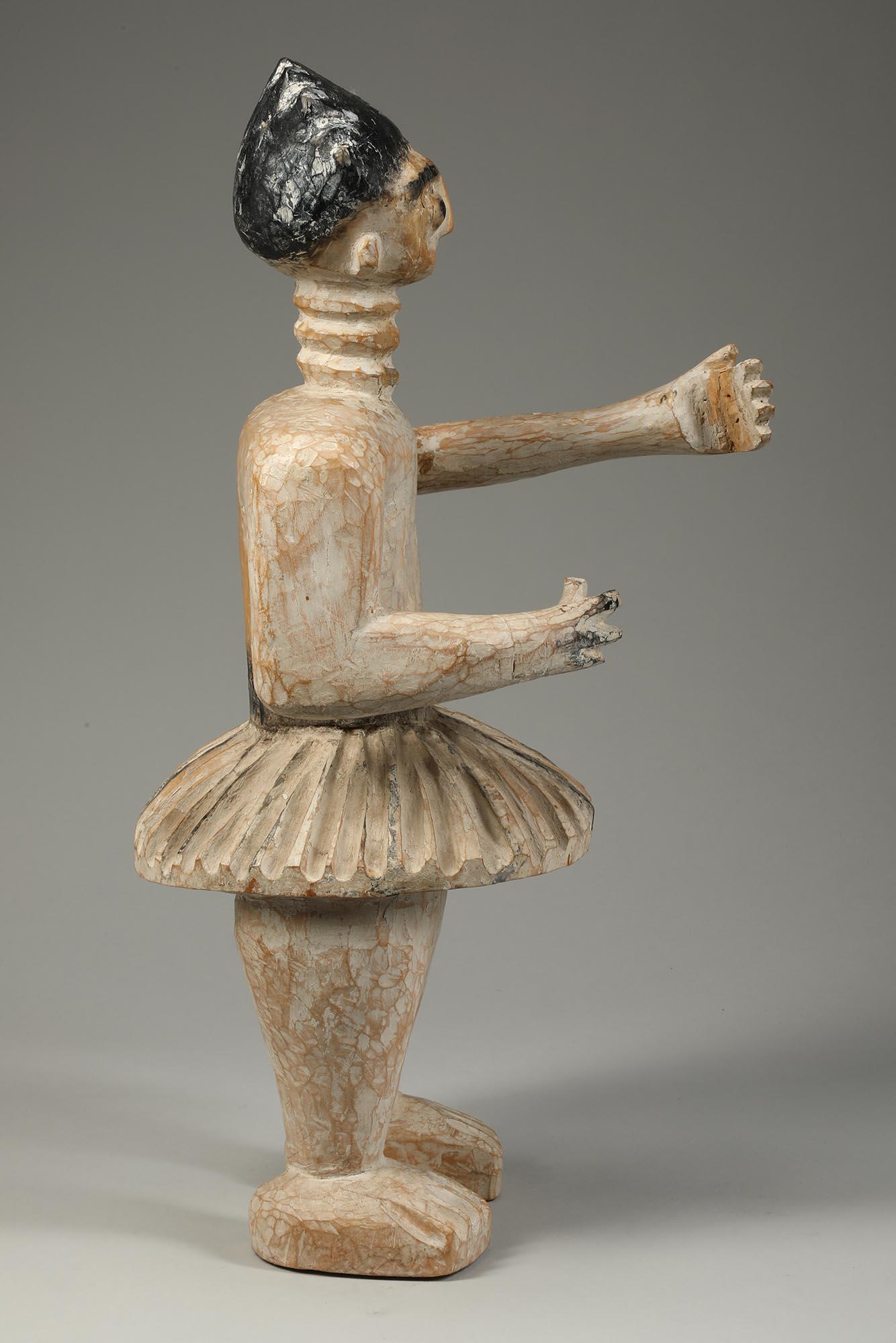 Burkinabé Danseuse masculine debout, tambour éventail attirant avec les bras écartés, Ghana, début du 20e siècle en vente