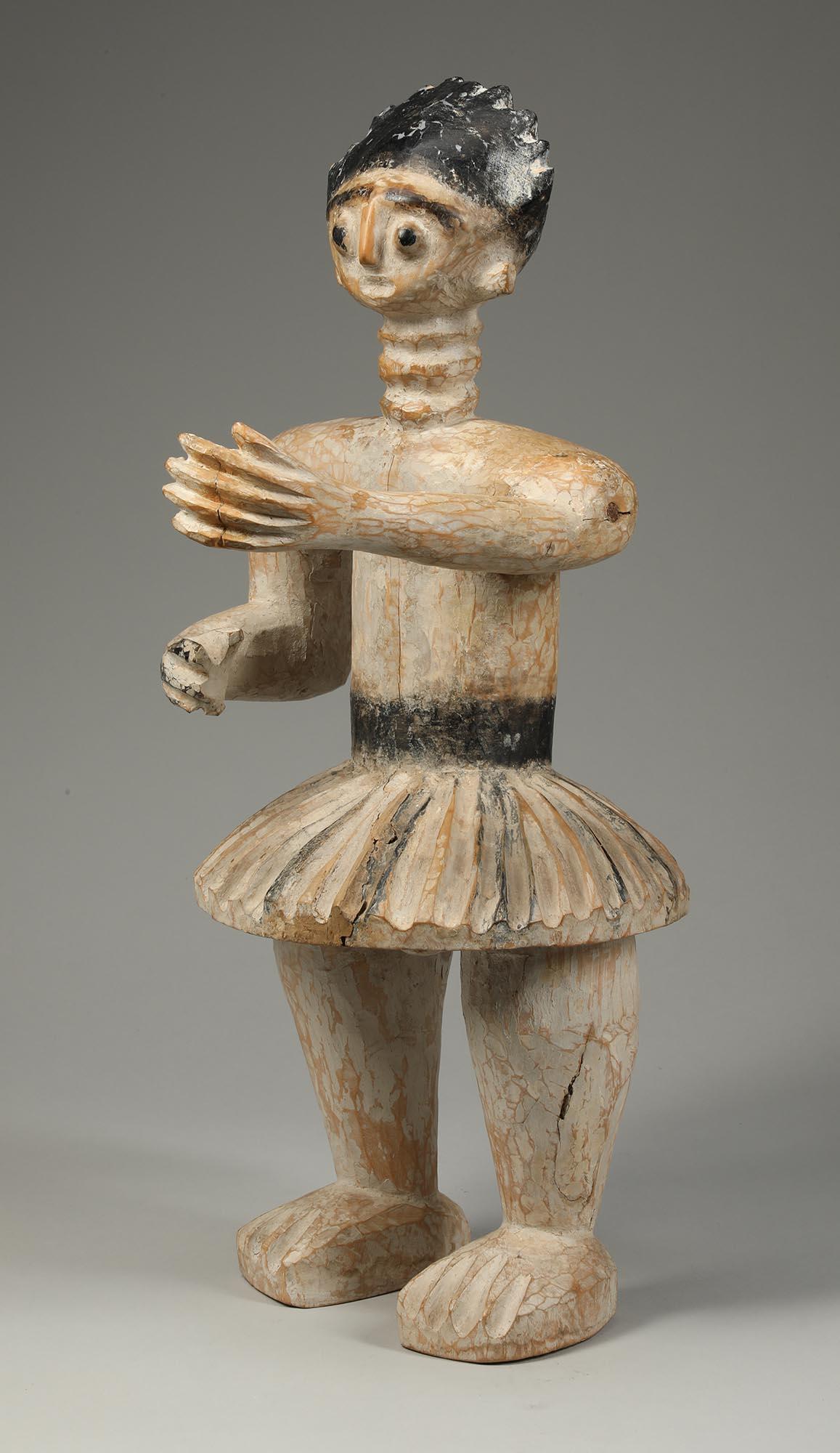 Sculpté à la main Danseuse masculine debout, tambour éventail attirant avec les bras écartés, Ghana, début du 20e siècle en vente