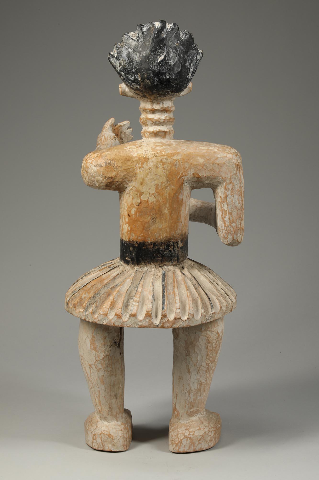 20ième siècle Danseuse masculine debout, tambour éventail attirant avec les bras écartés, Ghana, début du 20e siècle en vente